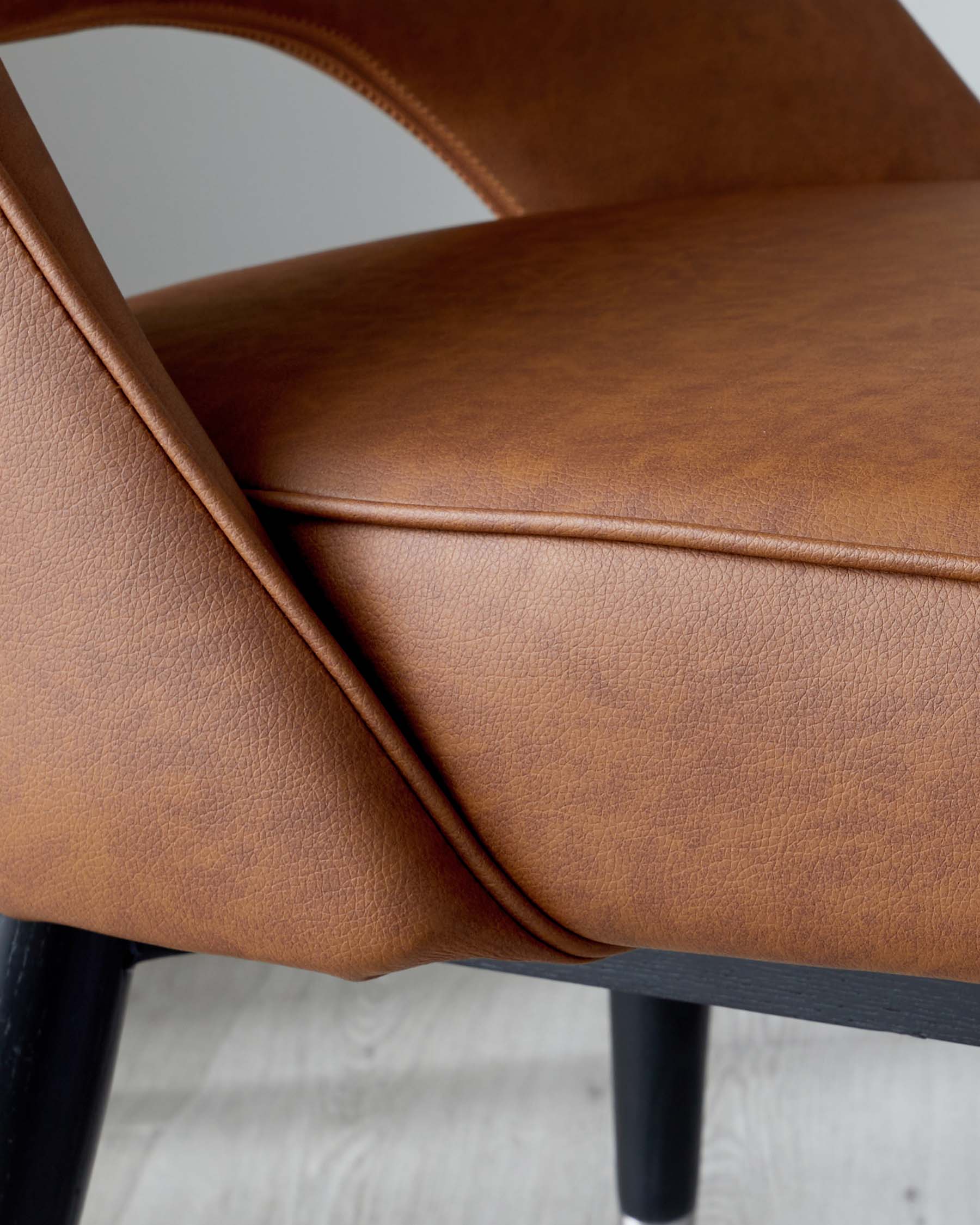 Chaise de salle à manger en similicuir beige Clover