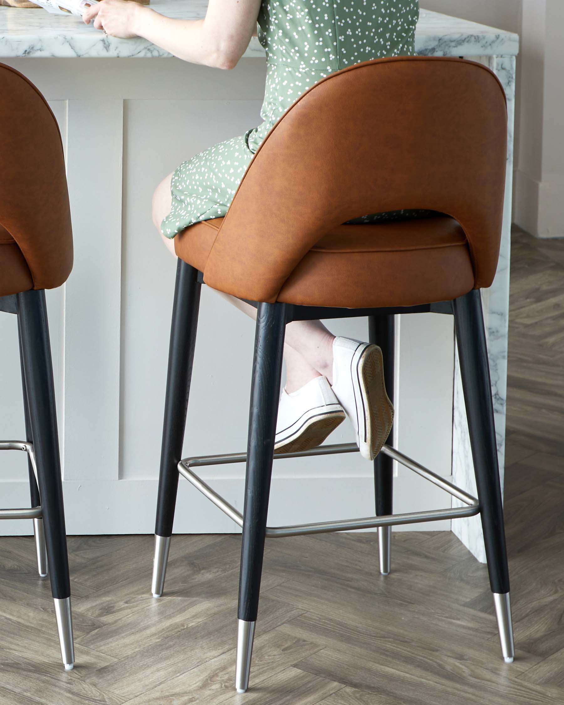 Tabouret de bar Clover Tan en similicuir.