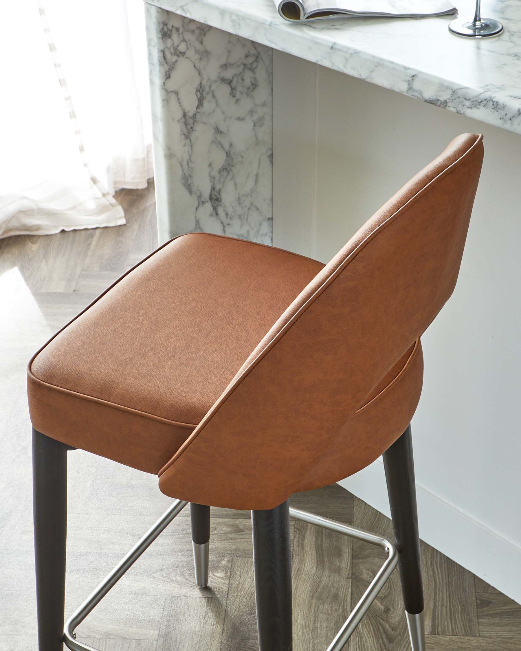 Tabouret de bar Clover Tan en similicuir.