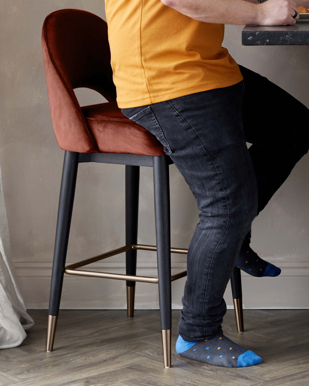 Tabouret de bar en velours rouge caramel Clover