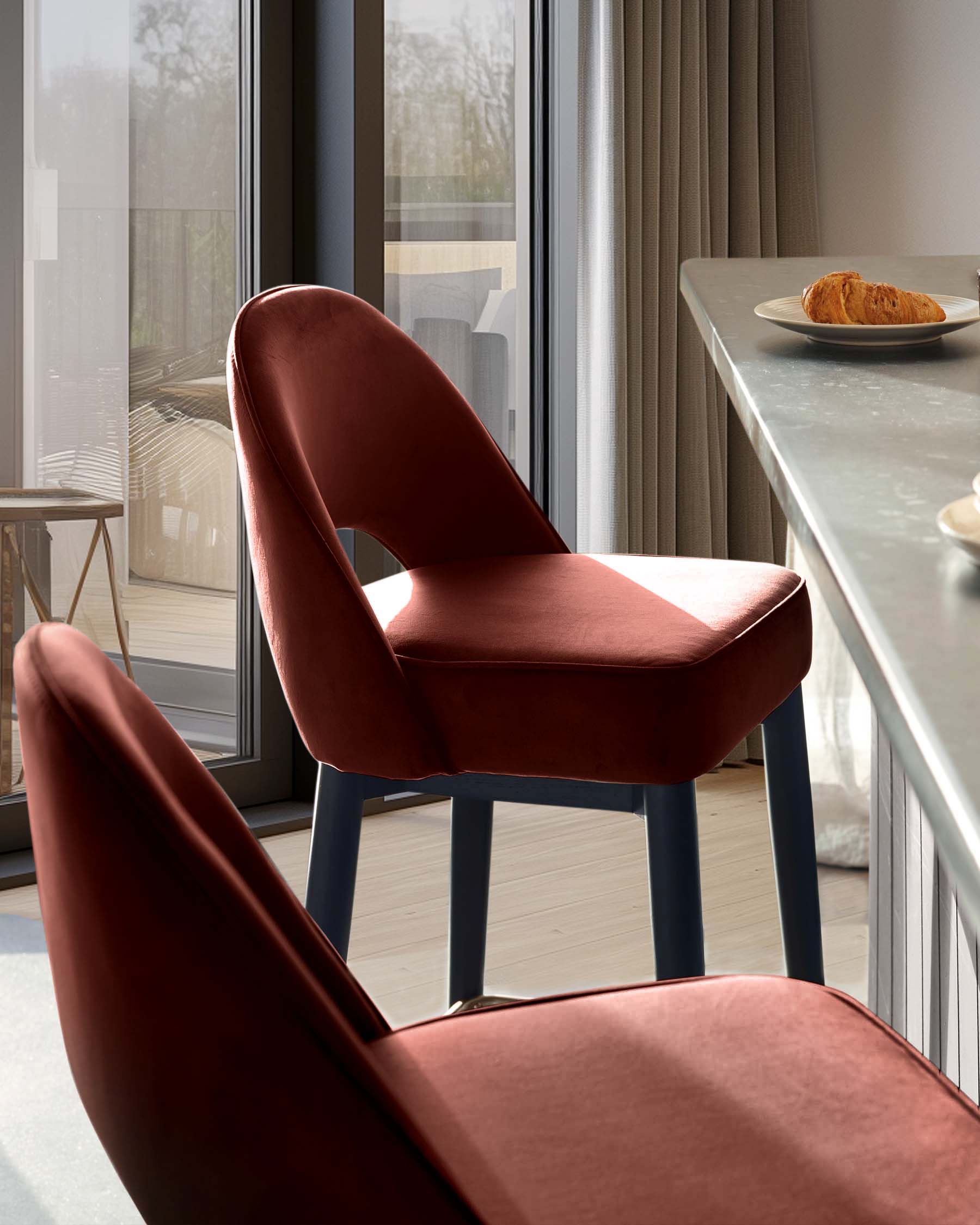 Tabouret de bar en velours rouge caramel Clover