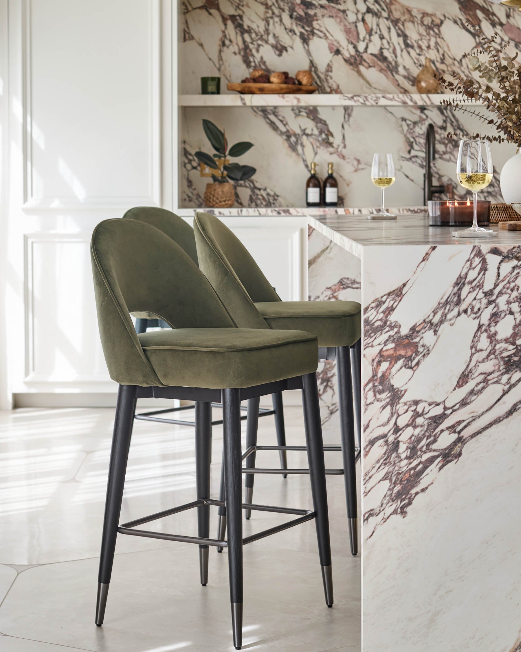 Tabouret de bar Clover en velours vert olive