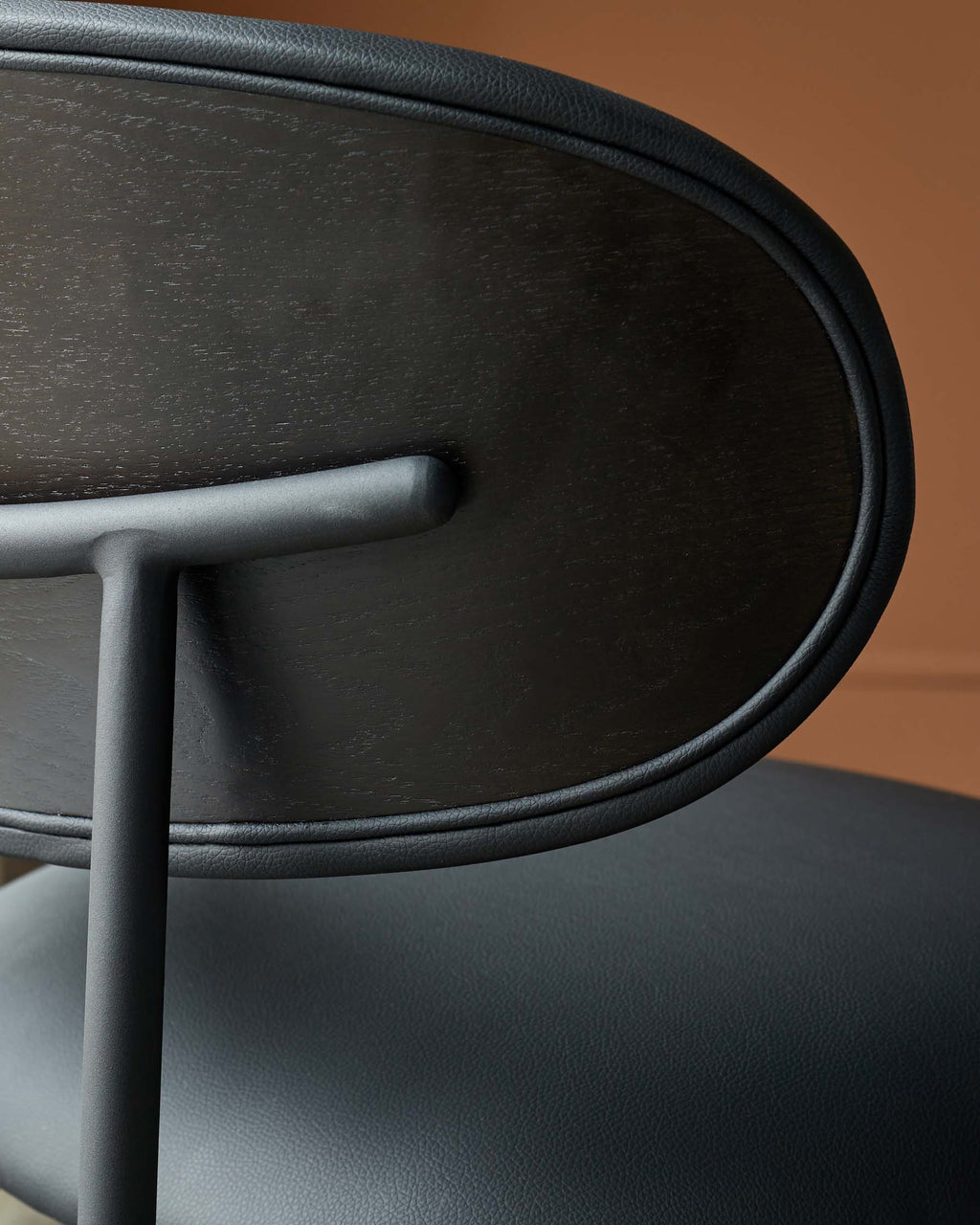 Chaise de salle à manger Cree en similicuir noir