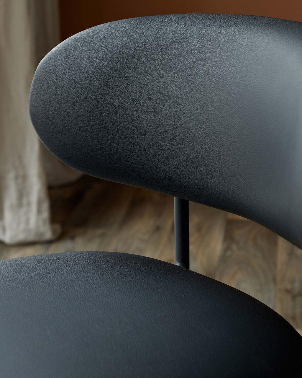 Chaise de salle à manger Cree en similicuir noir