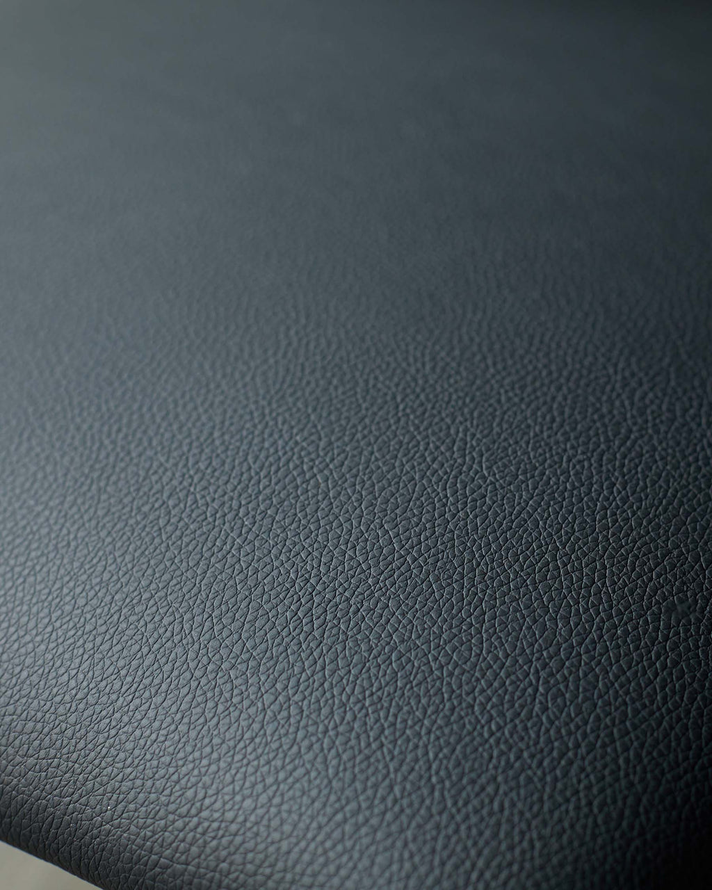 Chaise de salle à manger Cree en similicuir noir