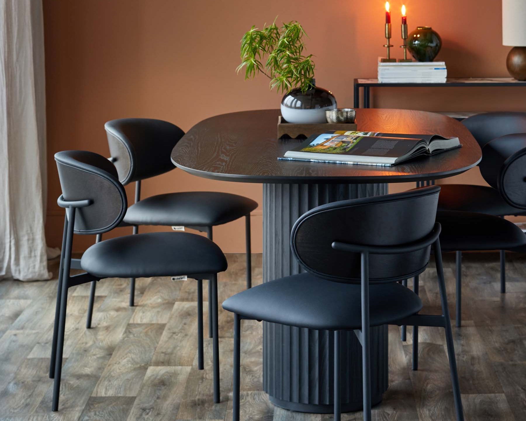 Chaise de salle à manger Cree en similicuir noir