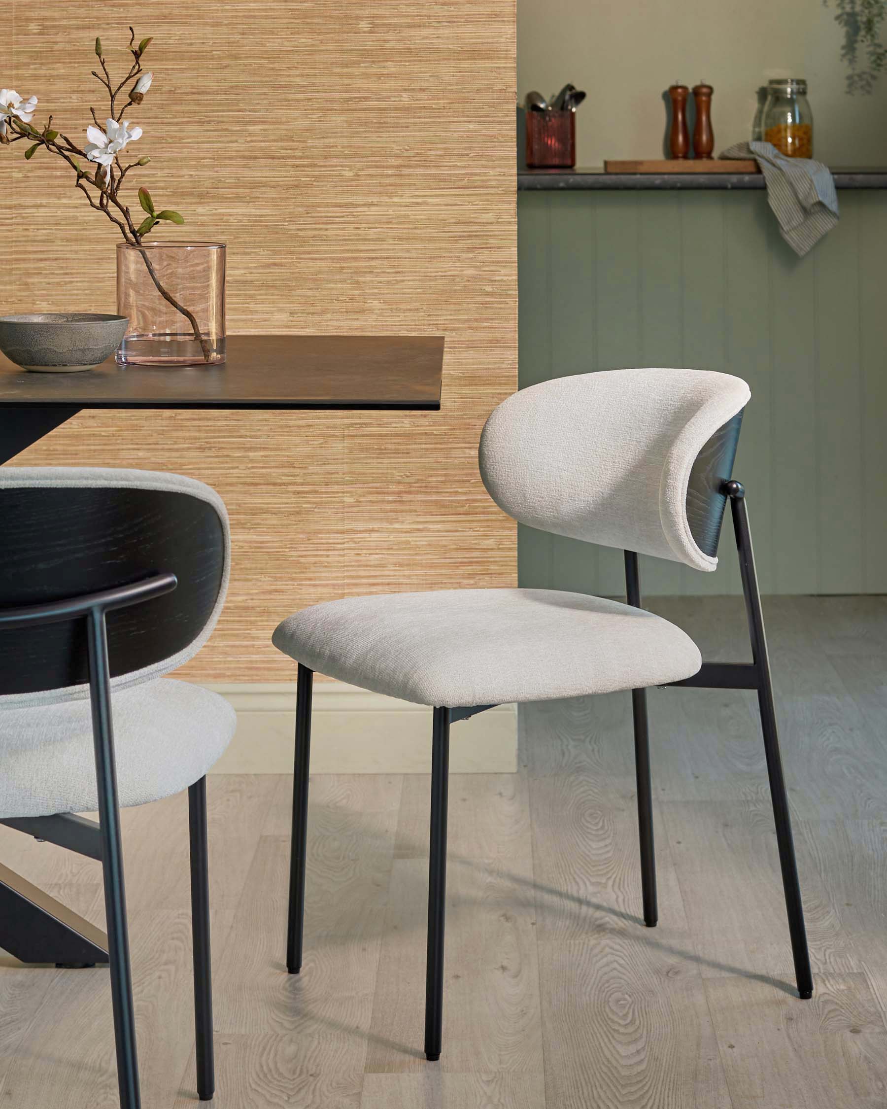 Chaise de salle à manger en chenille crème Cree