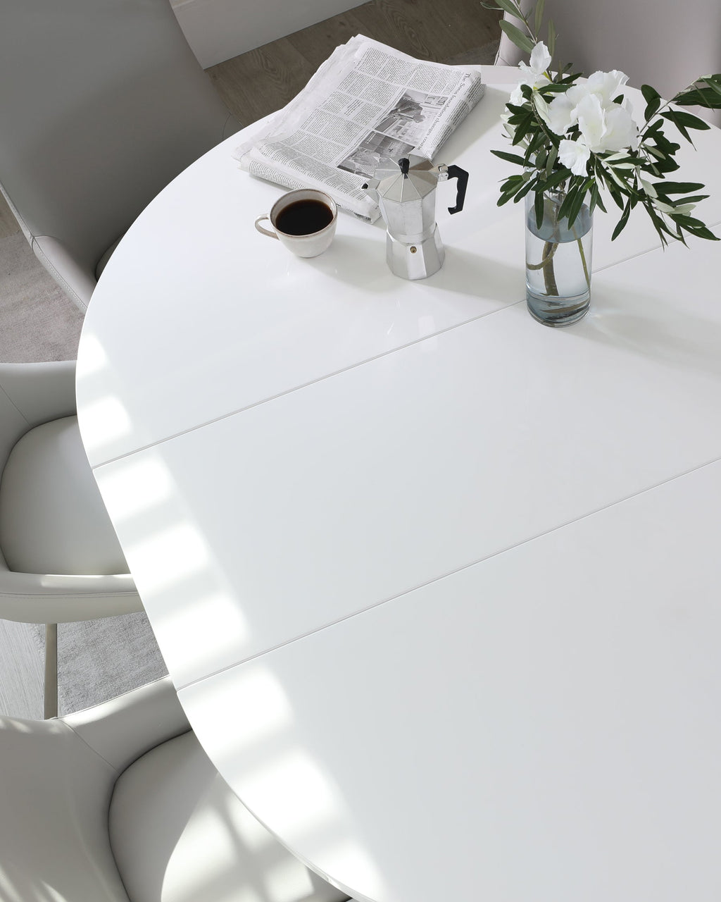 Chaise de salle à manger Theo en similicuir gris clair