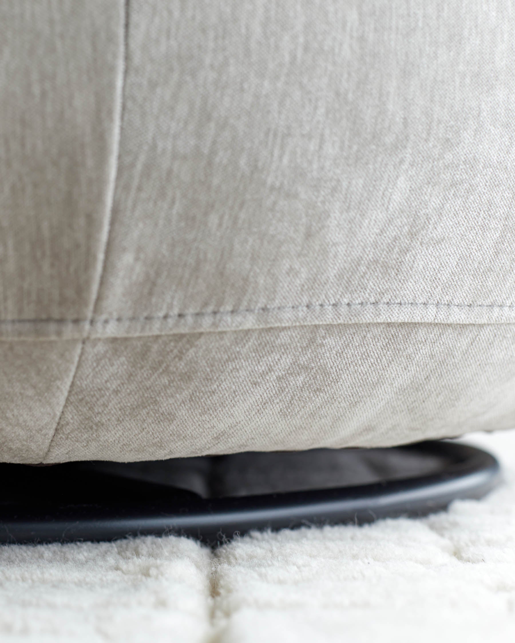 Fauteuil pivotant Daphne en tissu gris clair