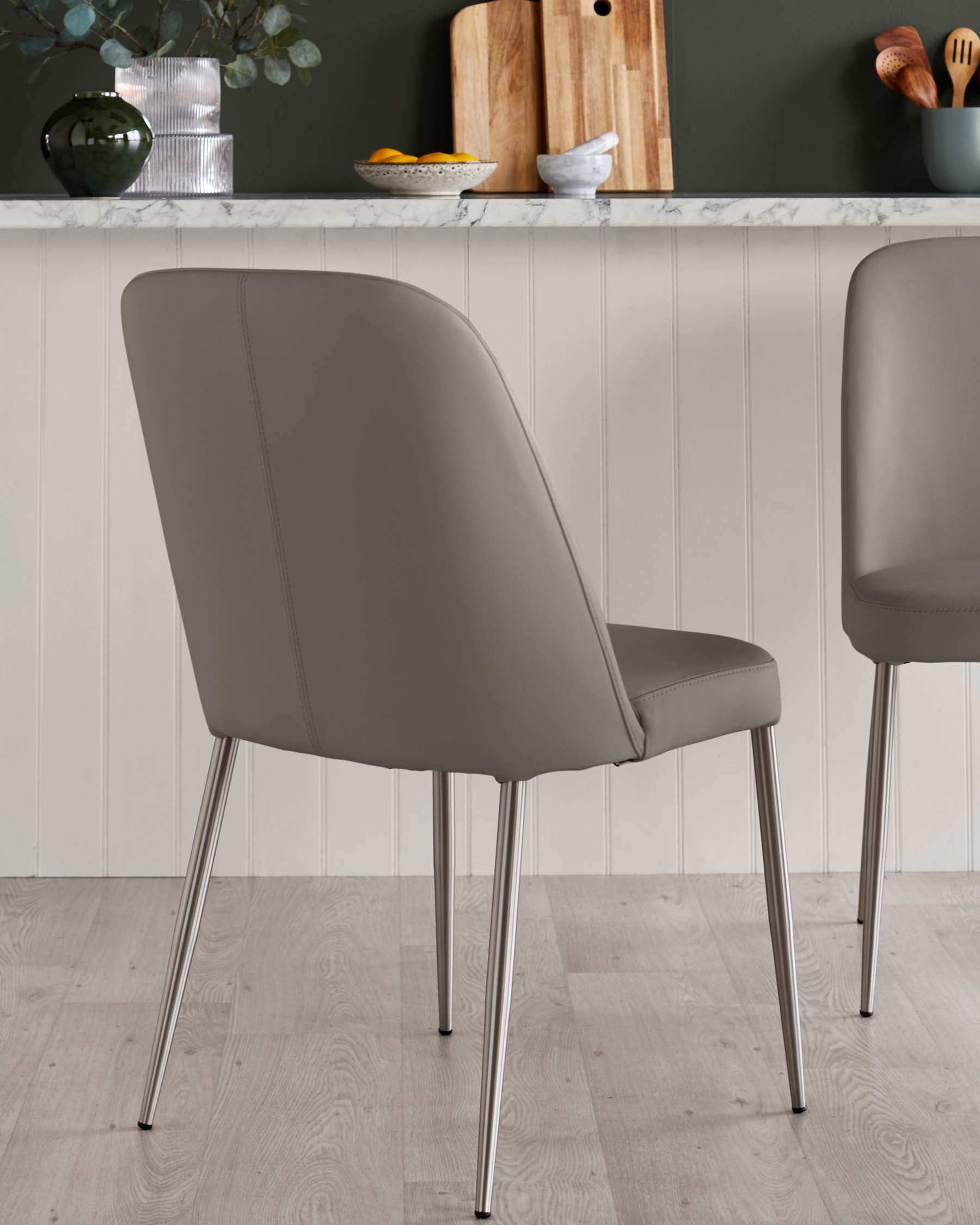 Chaise de salle à manger décorative en cuir gris foncé