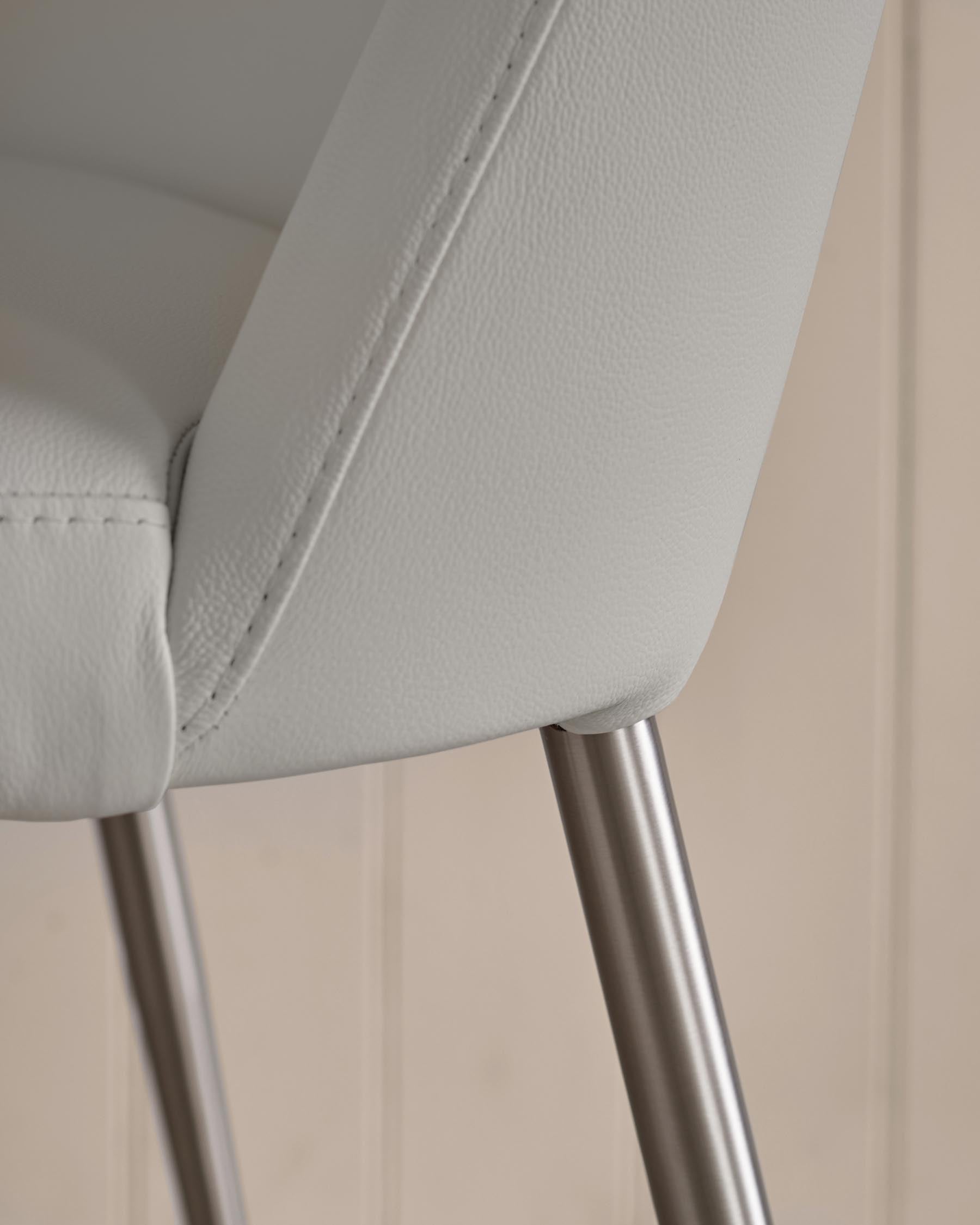 Chaise de salle à manger décorative en cuir gris clair