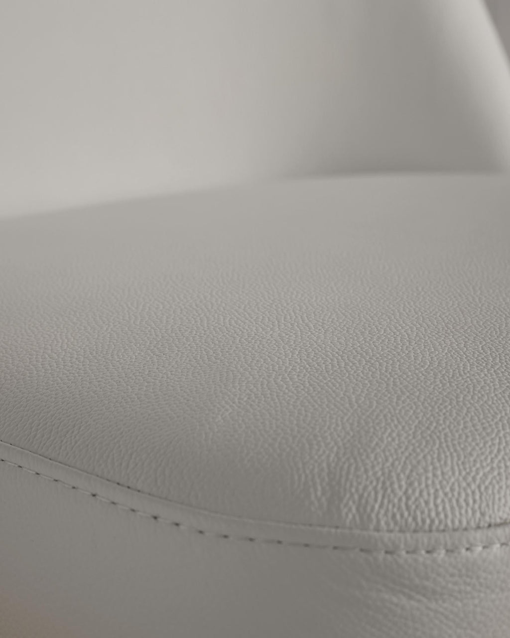 Chaise de salle à manger décorative en cuir gris clair