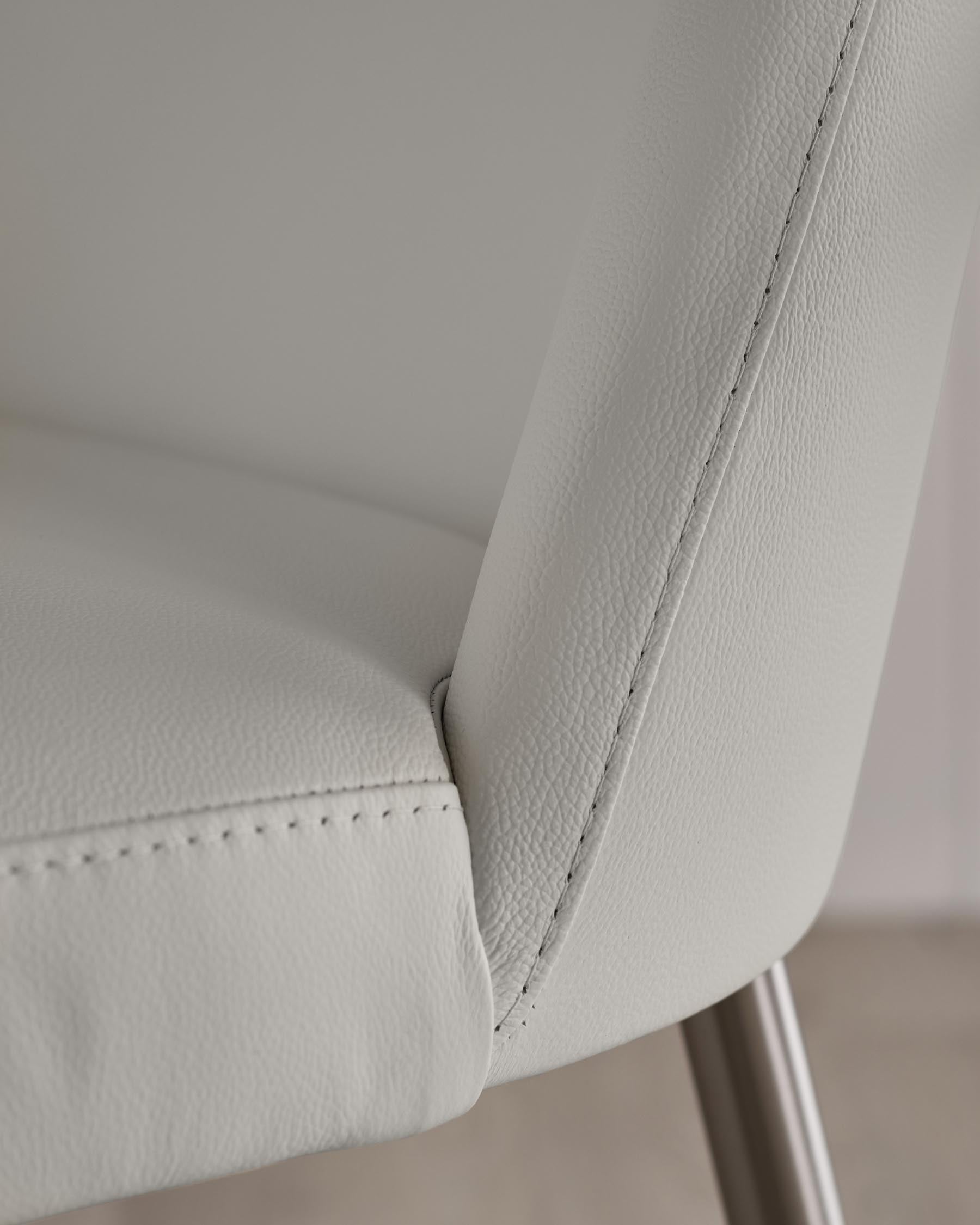 Chaise de salle à manger décorative en cuir gris clair