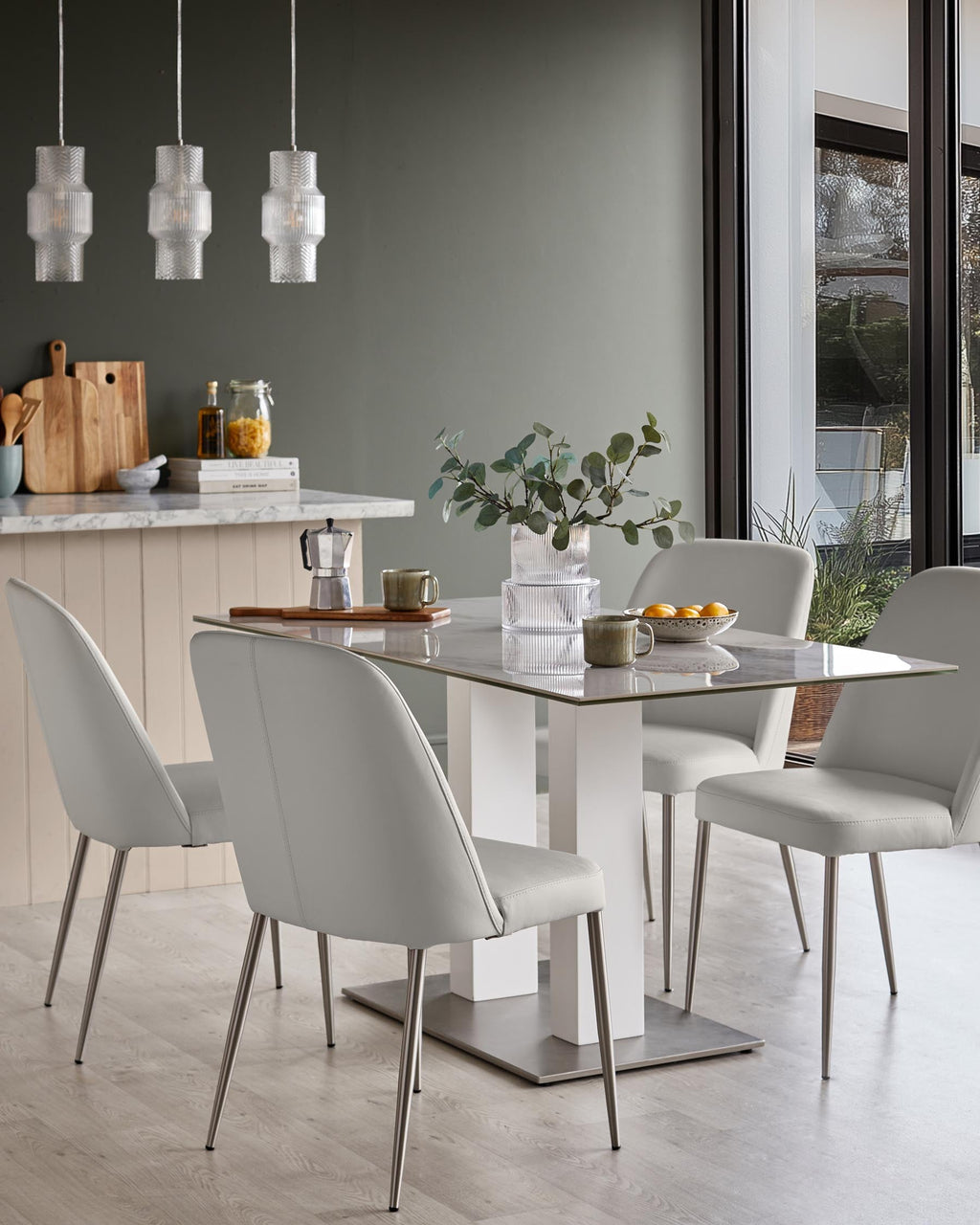 Chaise de salle à manger décorative en cuir gris clair