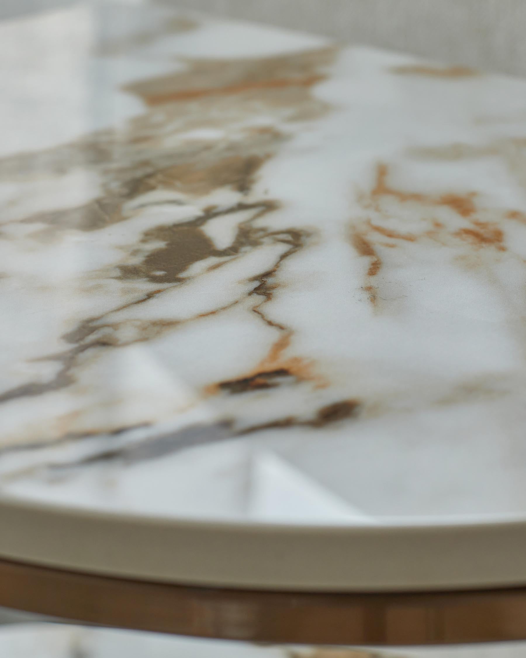 Table d'appoint en céramique demi-naturelle