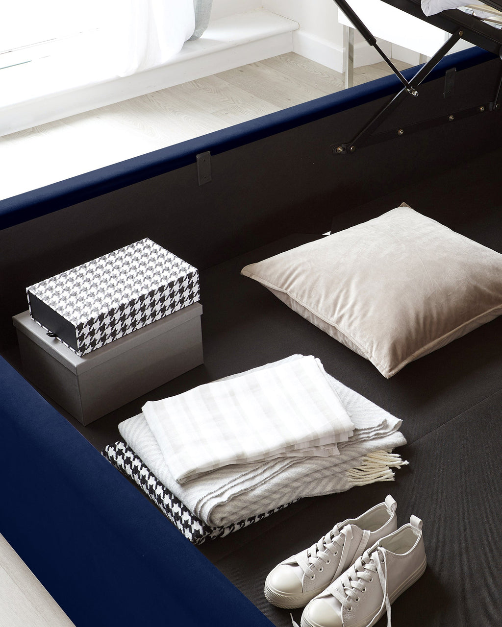 Lit coffre coffre Dexter en velours bleu marine, très grand format