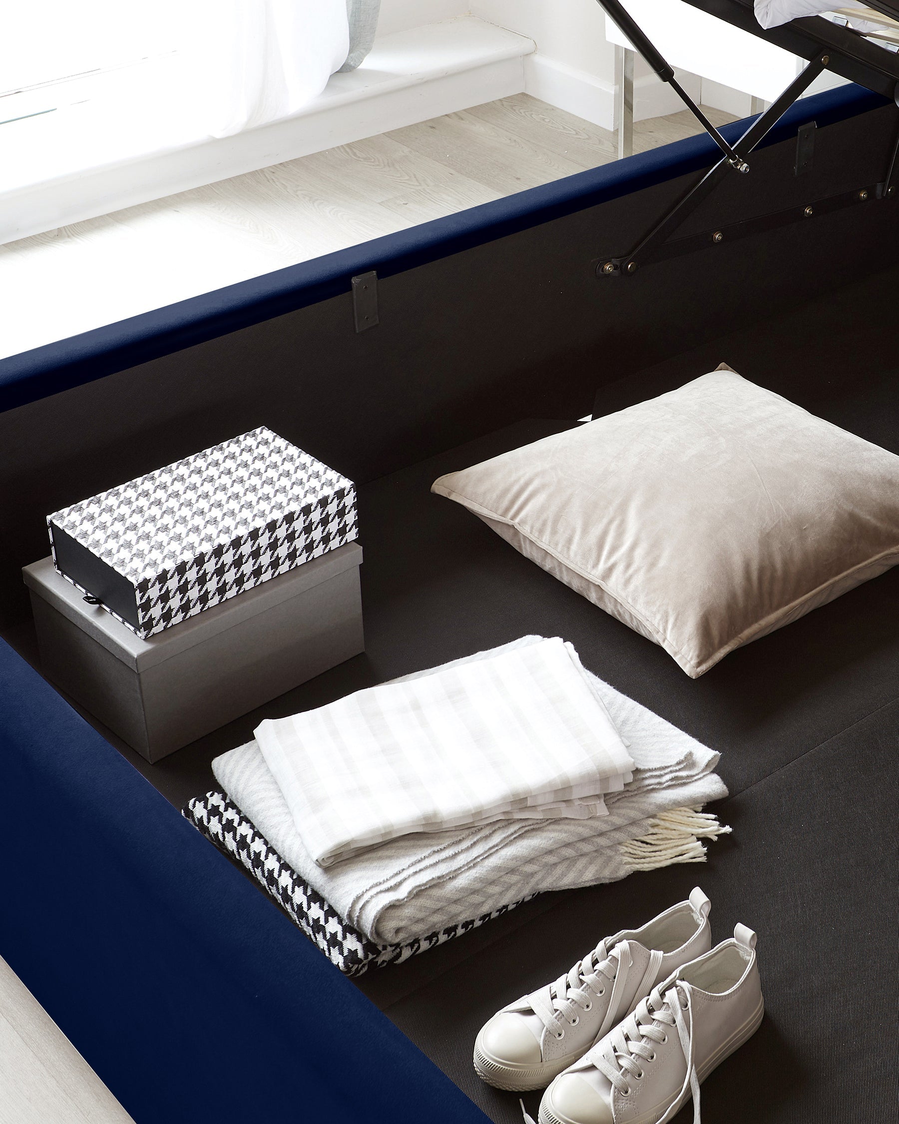 Lit coffre coffre Dexter en velours bleu marine, très grand format