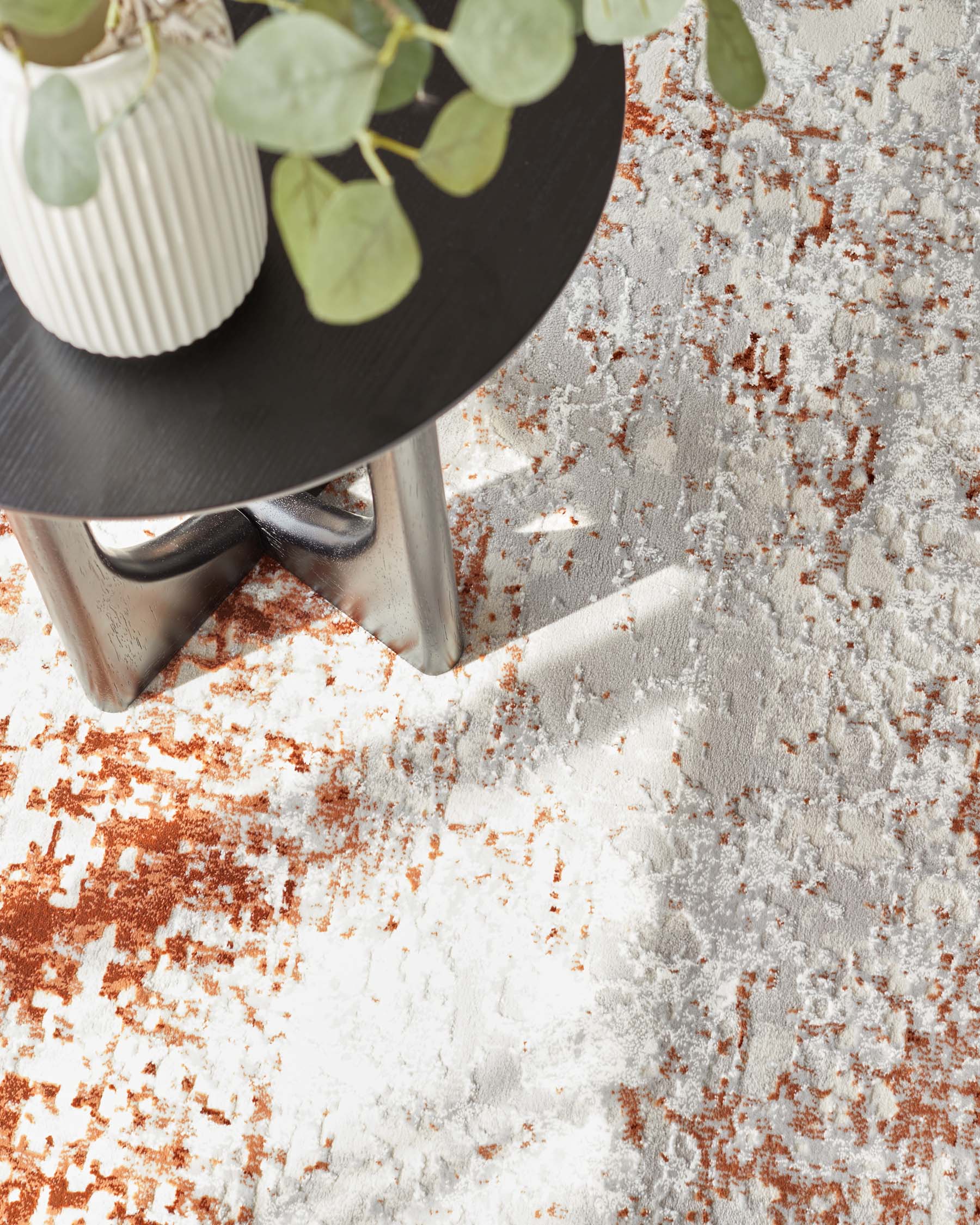 Petit tapis texturé rouille à bordure vieillie