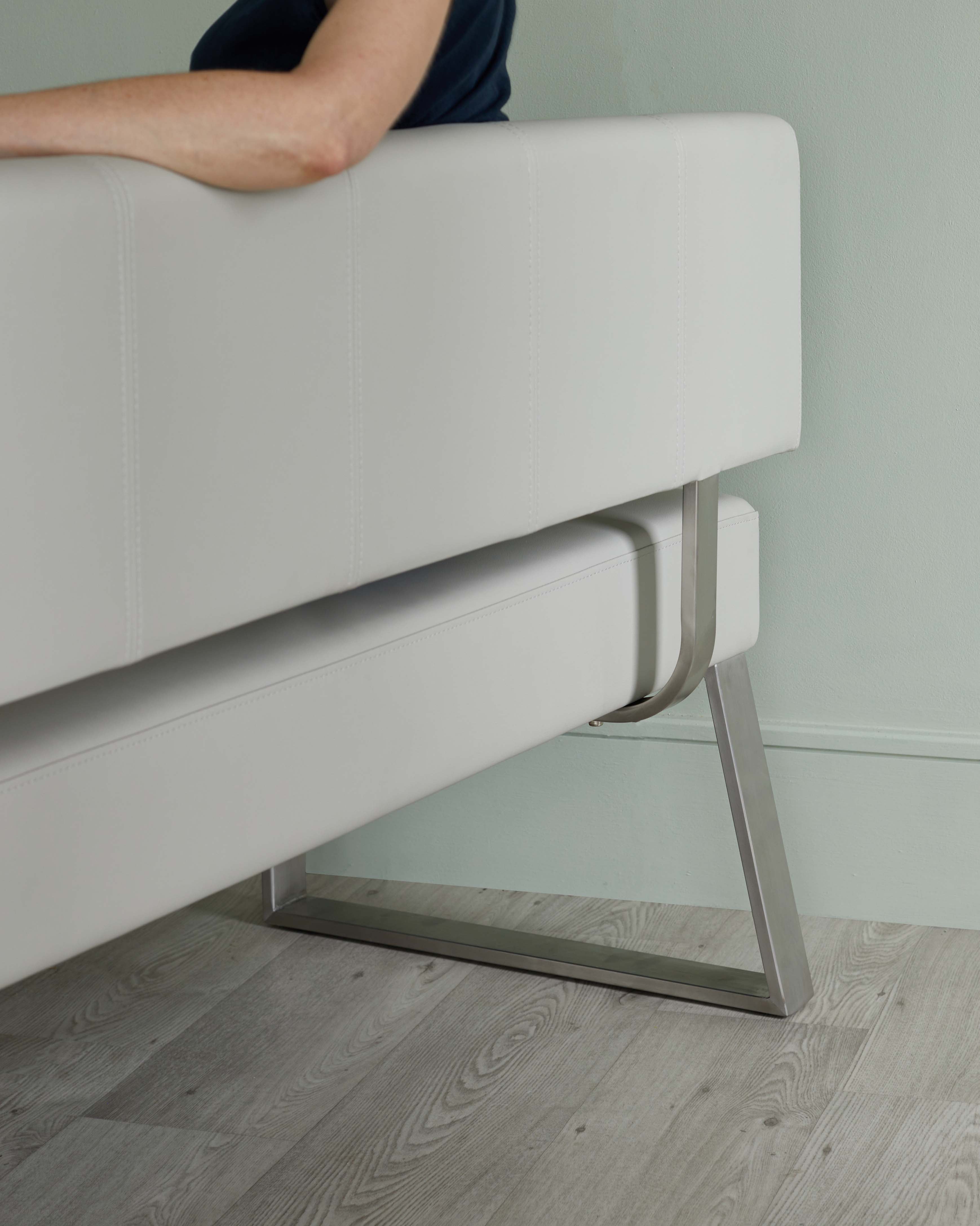 Banquette 3 places Dover en similicuir gris clair avec dossier