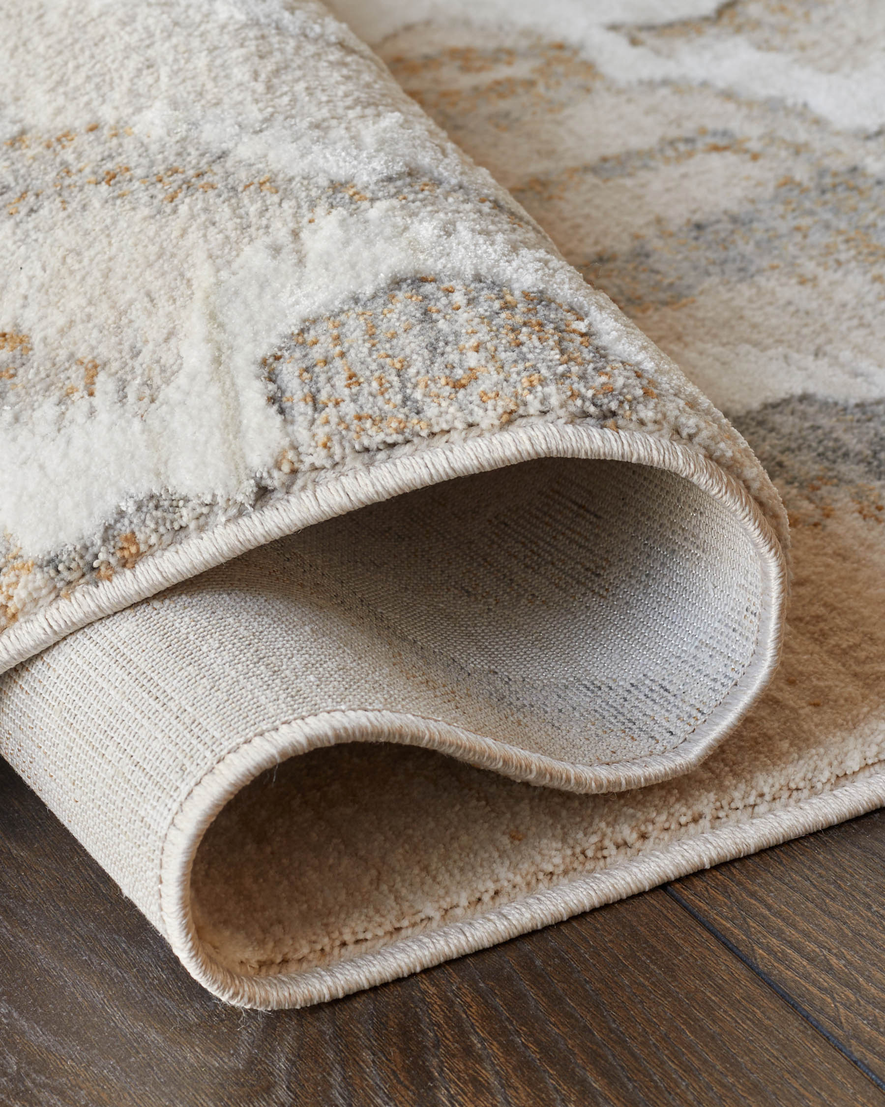 Tapis Eden argenté doux texturé, de taille moyenne