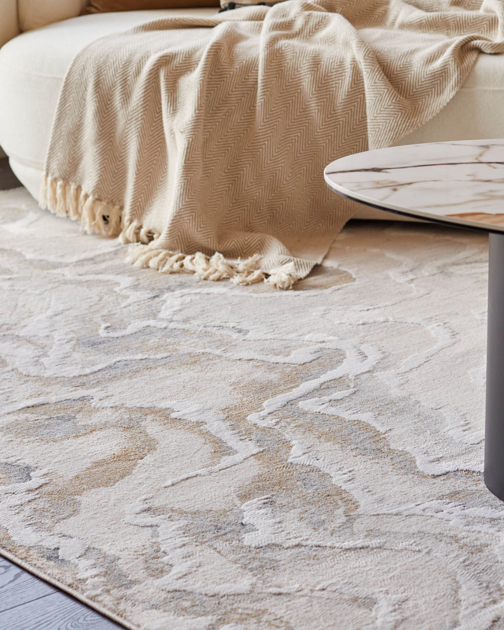 Tapis Eden argenté doux texturé, de taille moyenne