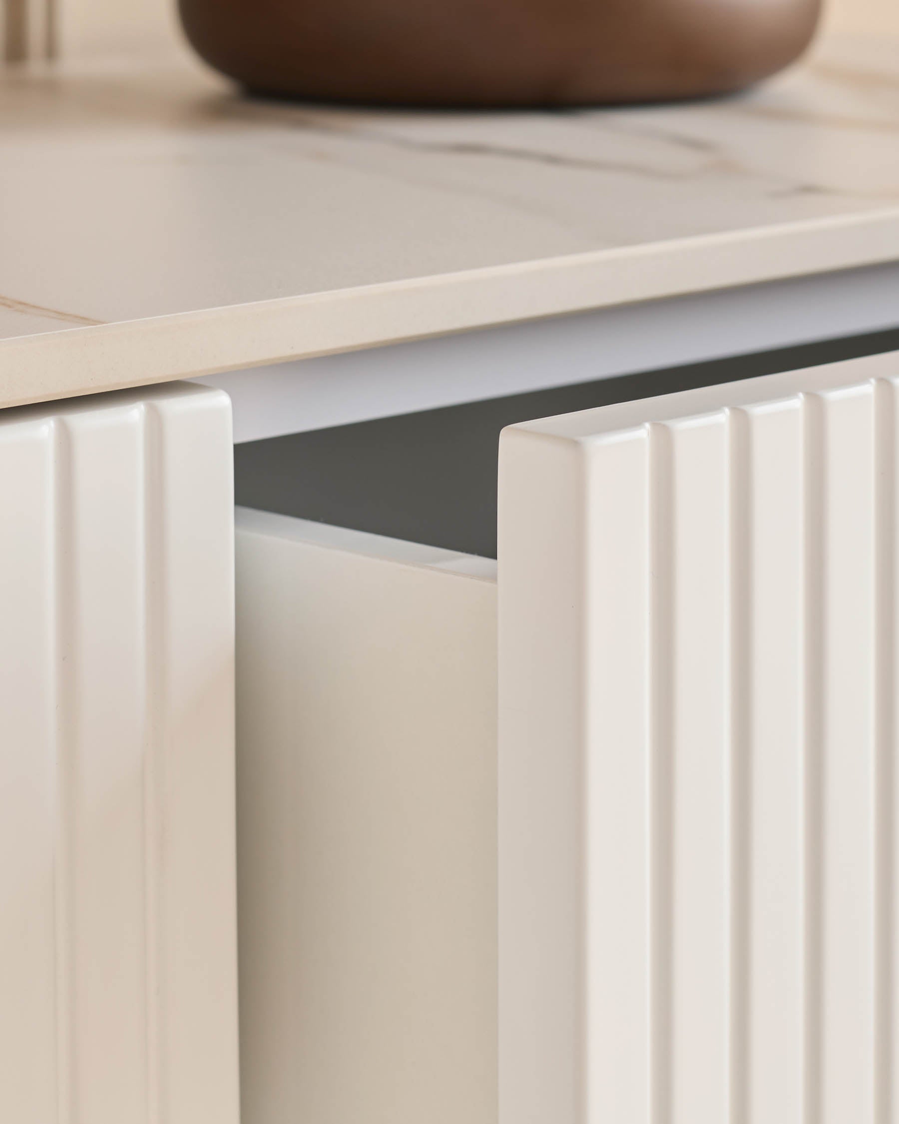 Buffet Edie en céramique naturelle grand format