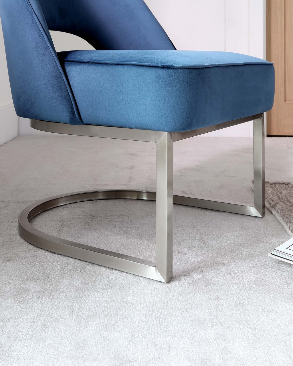 Fauteuil d'appoint Clover Cantilever en velours bleu foncé
