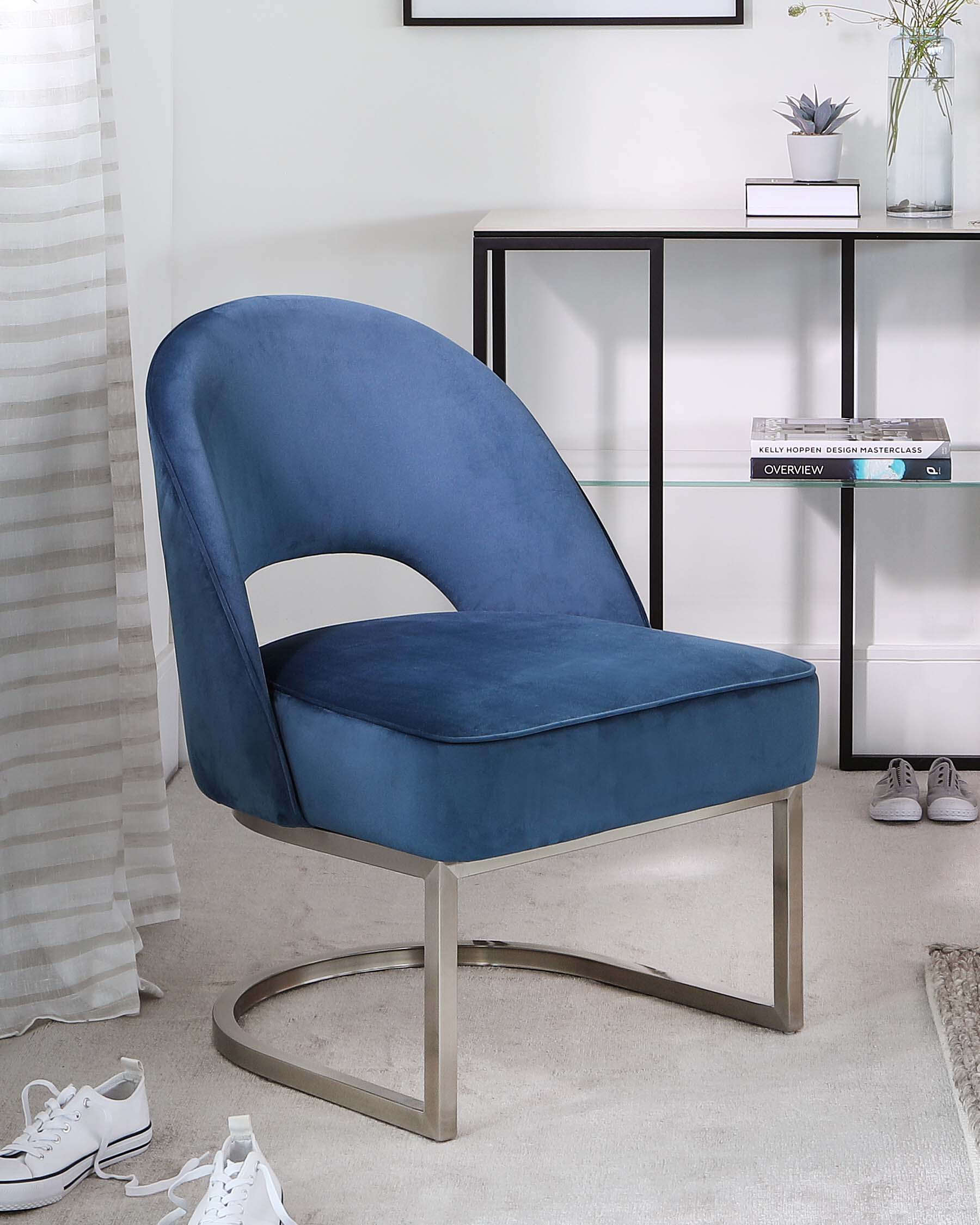 Fauteuil d'appoint Clover Cantilever en velours bleu foncé