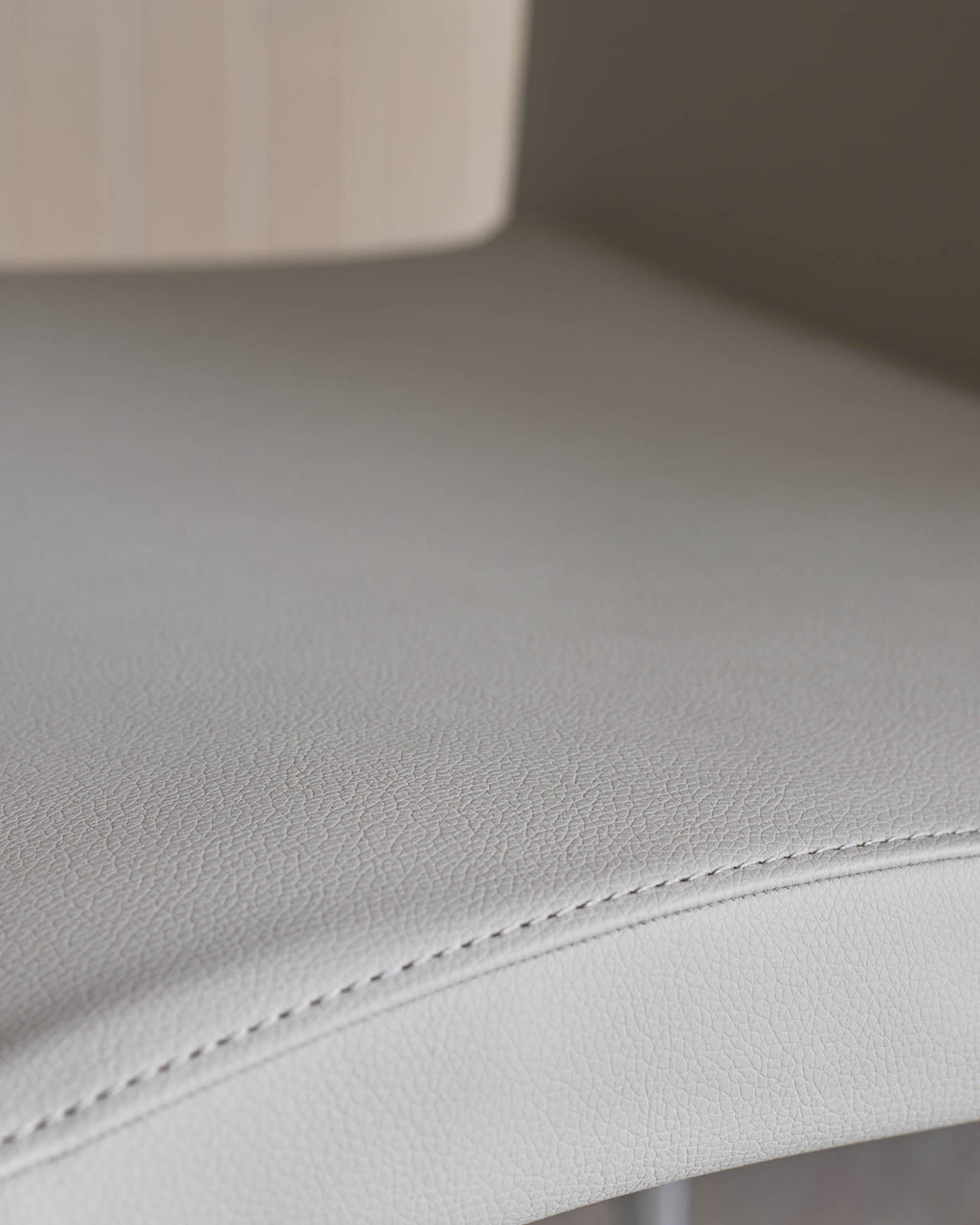 Chaise de salle à manger Elise gris clair en similicuir et chrome