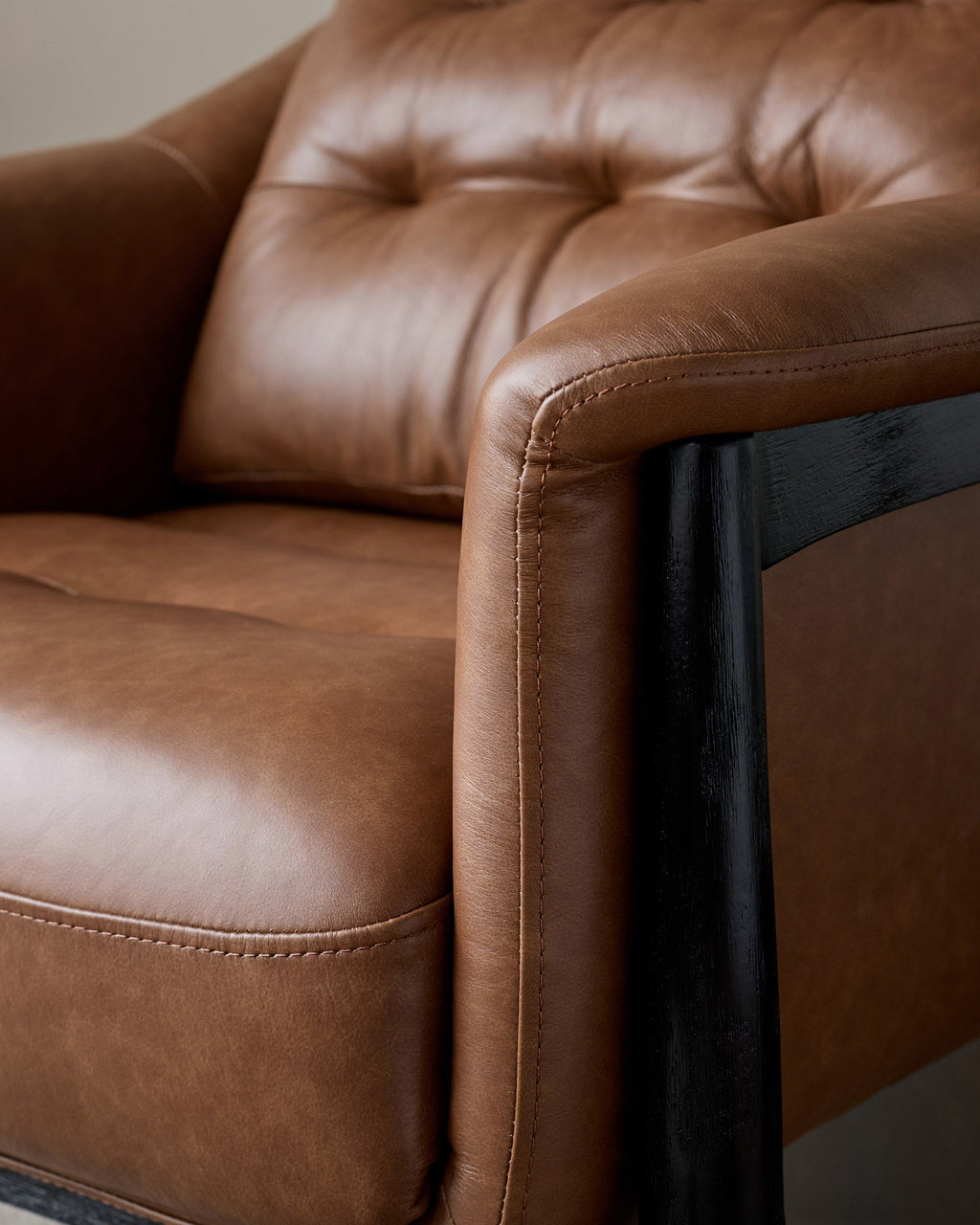 Fauteuil d'appoint en cuir fauve avec repose-pieds