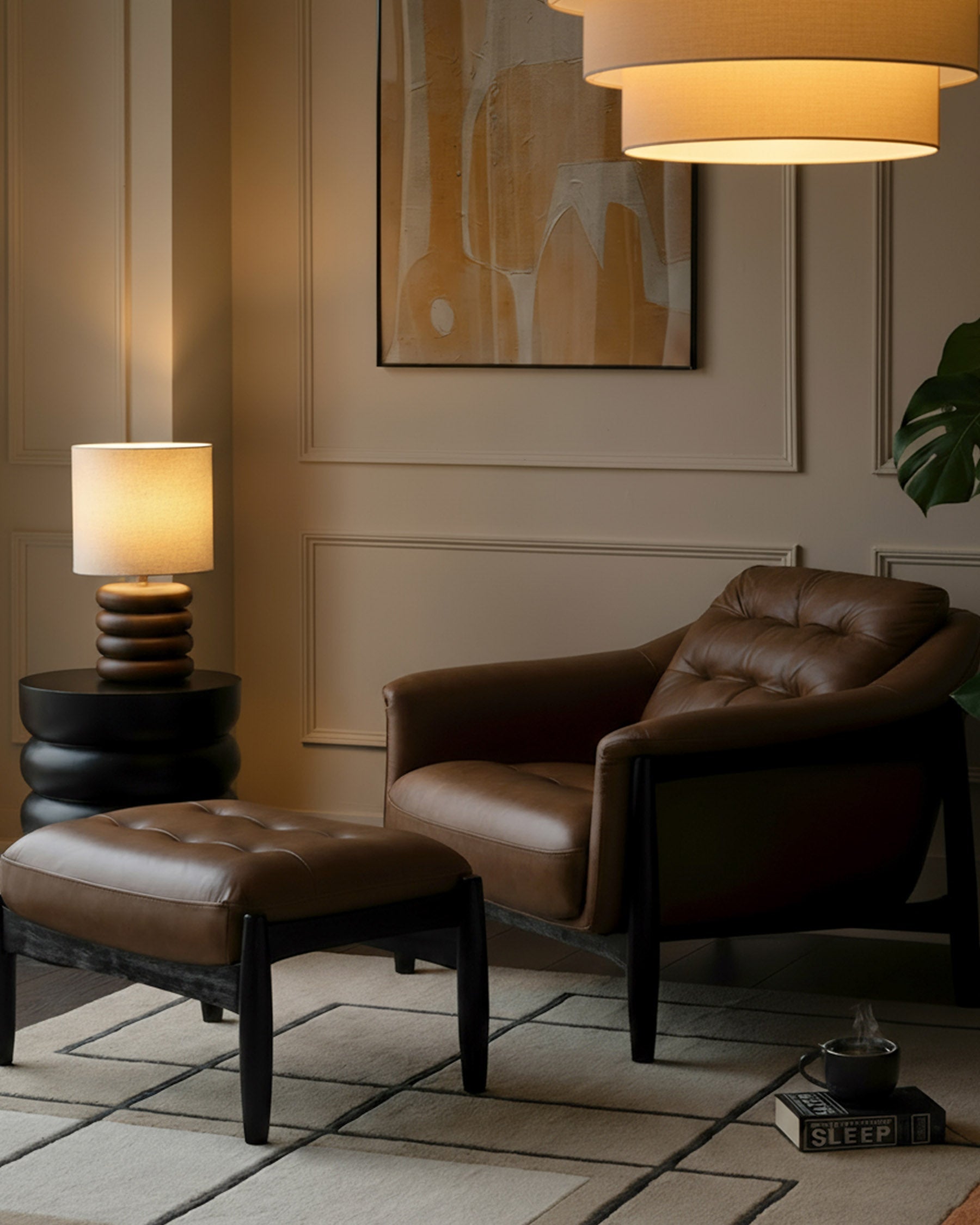 Fauteuil d'appoint en cuir fauve avec repose-pieds