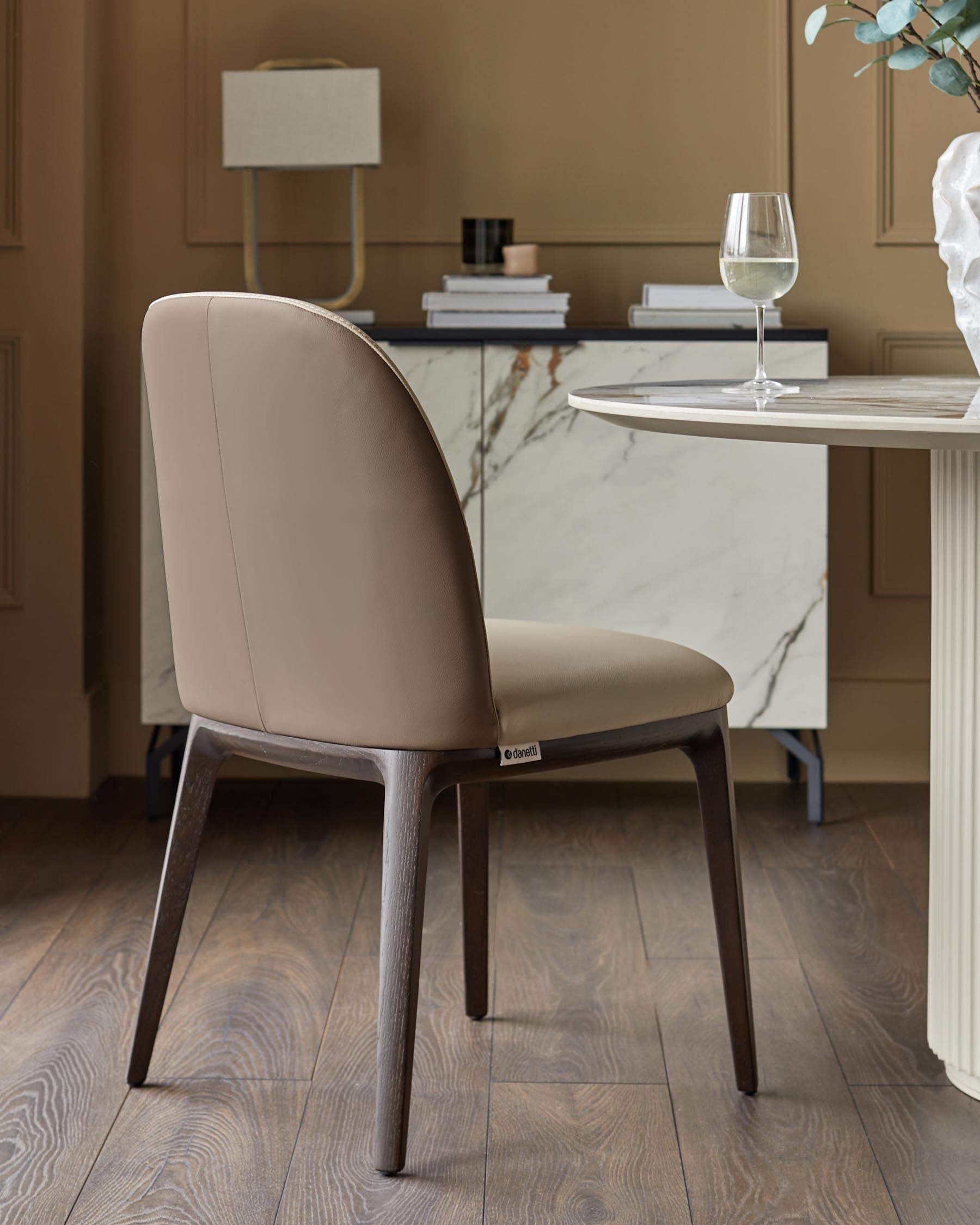 Chaise de salle à manger Emerson en cuir naturel et moka