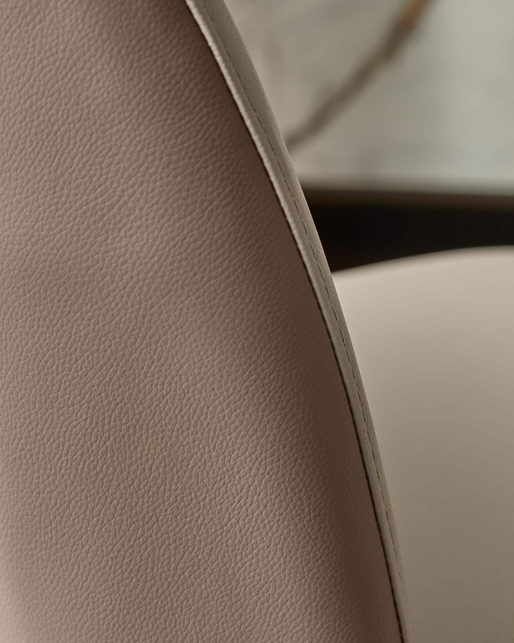 Chaise de salle à manger Emerson en cuir naturel et moka