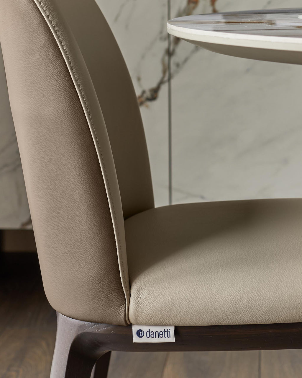 Chaise de salle à manger Emerson en cuir naturel et moka