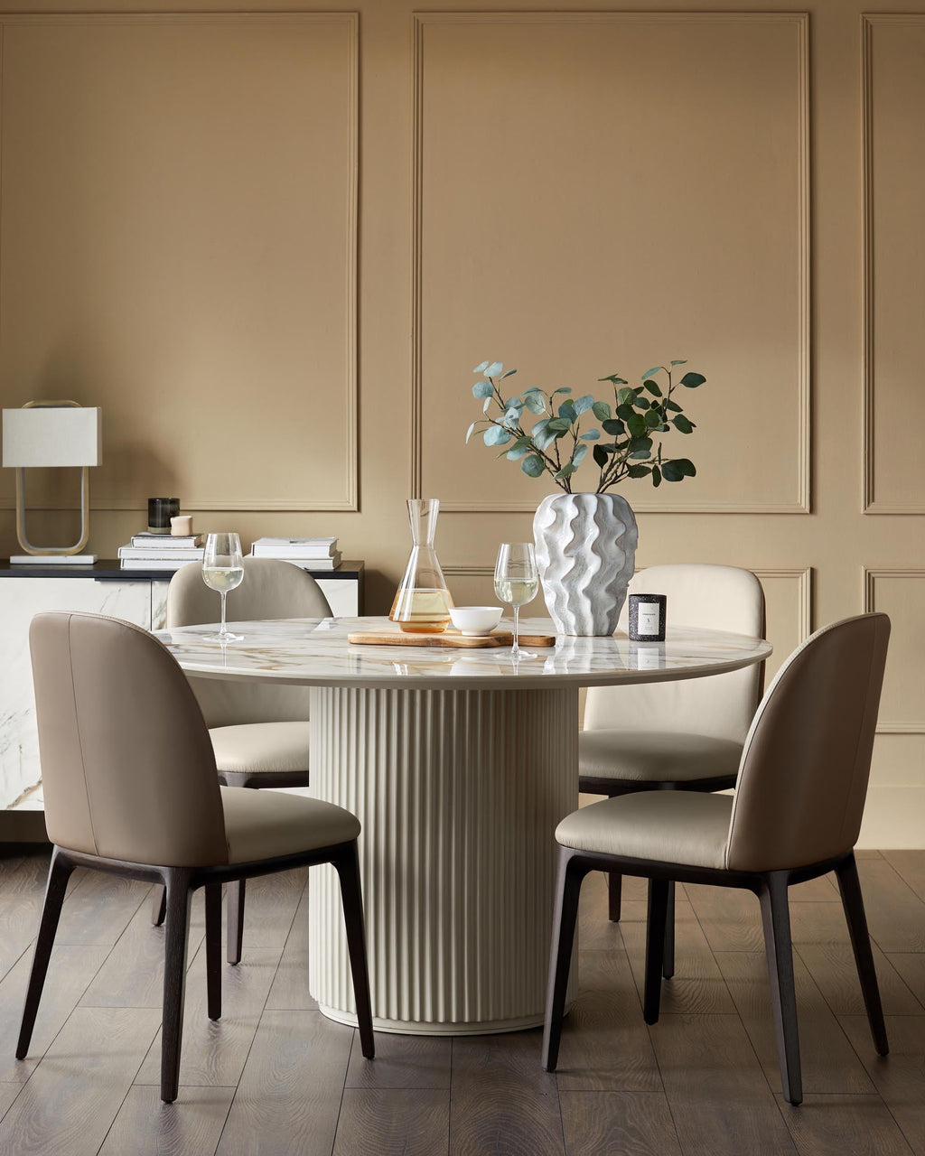 Ensemble table et chaises de salle à manger Austin en céramique naturelle, 6 places et 6 chaises Emerson.