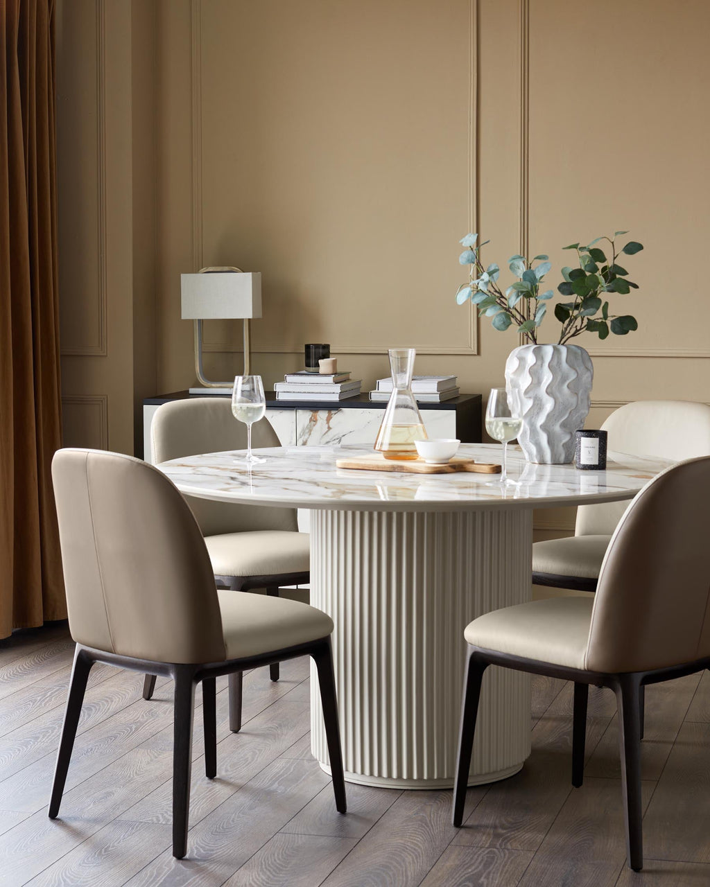 Ensemble table et chaises de salle à manger Austin en céramique naturelle, 6 places et 6 chaises Emerson.