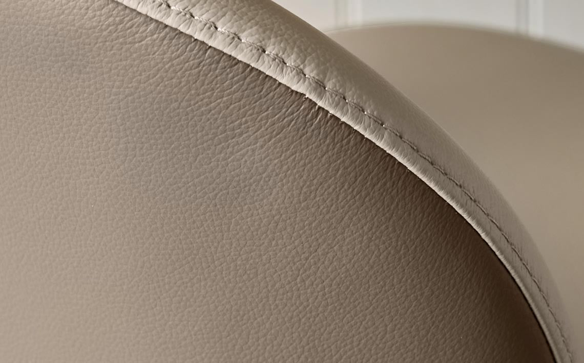 Ensemble table et chaises de salle à manger Austin en céramique naturelle, 6 places et 6 chaises Emerson.