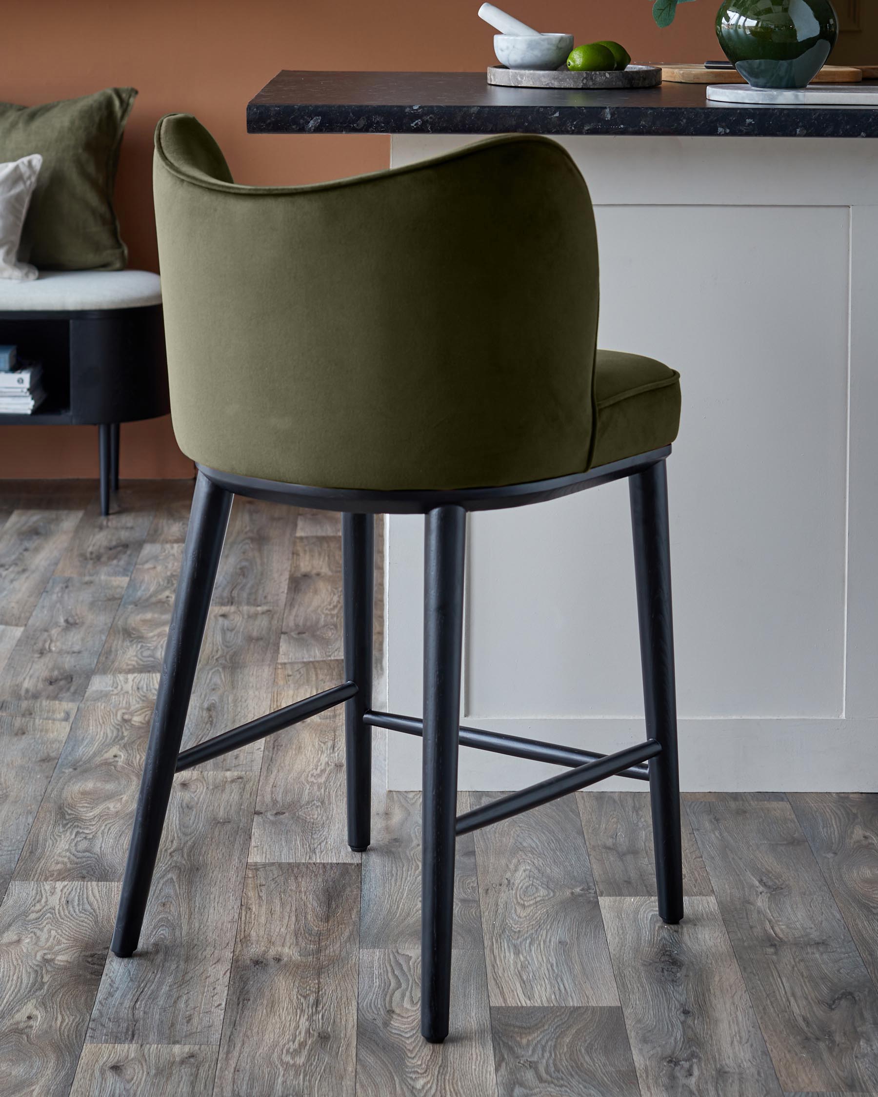 Tabouret de bar Evelyn en velours vert olive