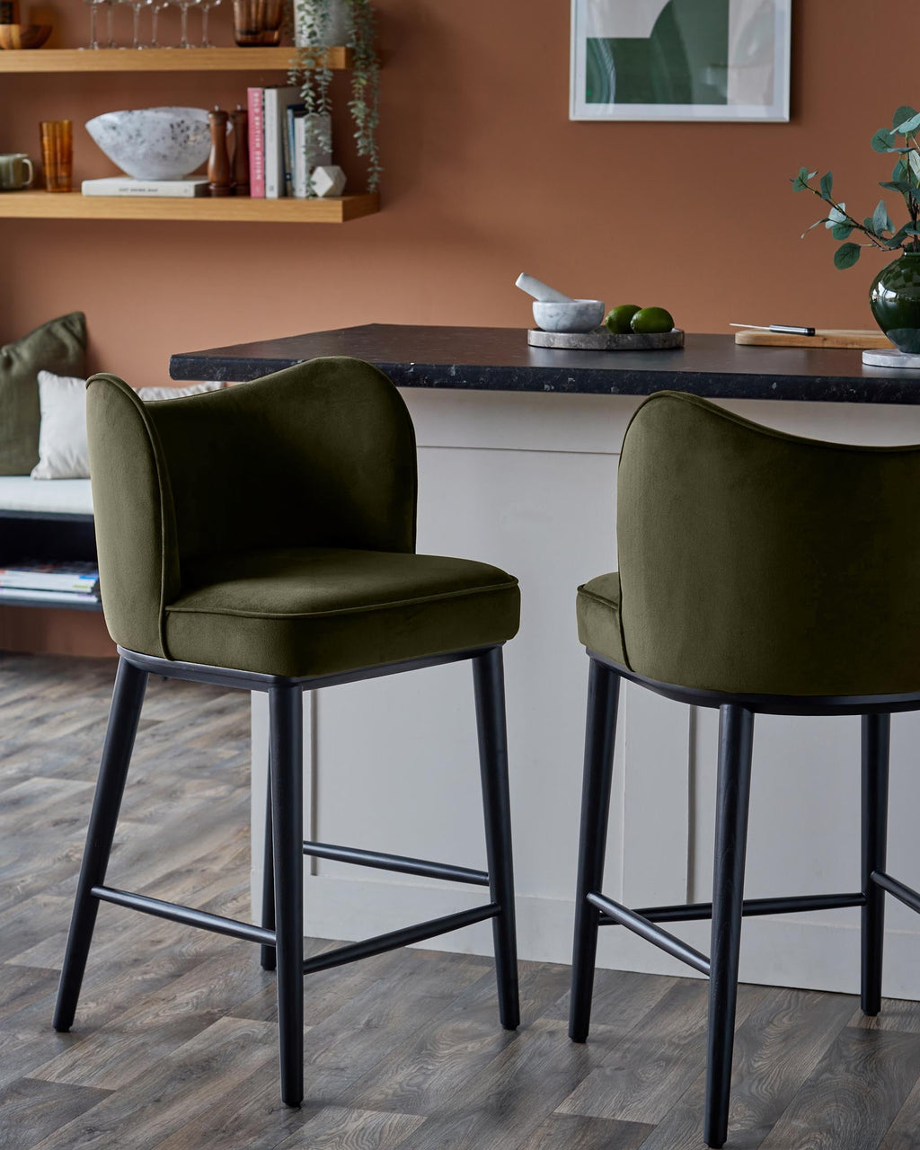 Tabouret de bar Evelyn en velours vert olive