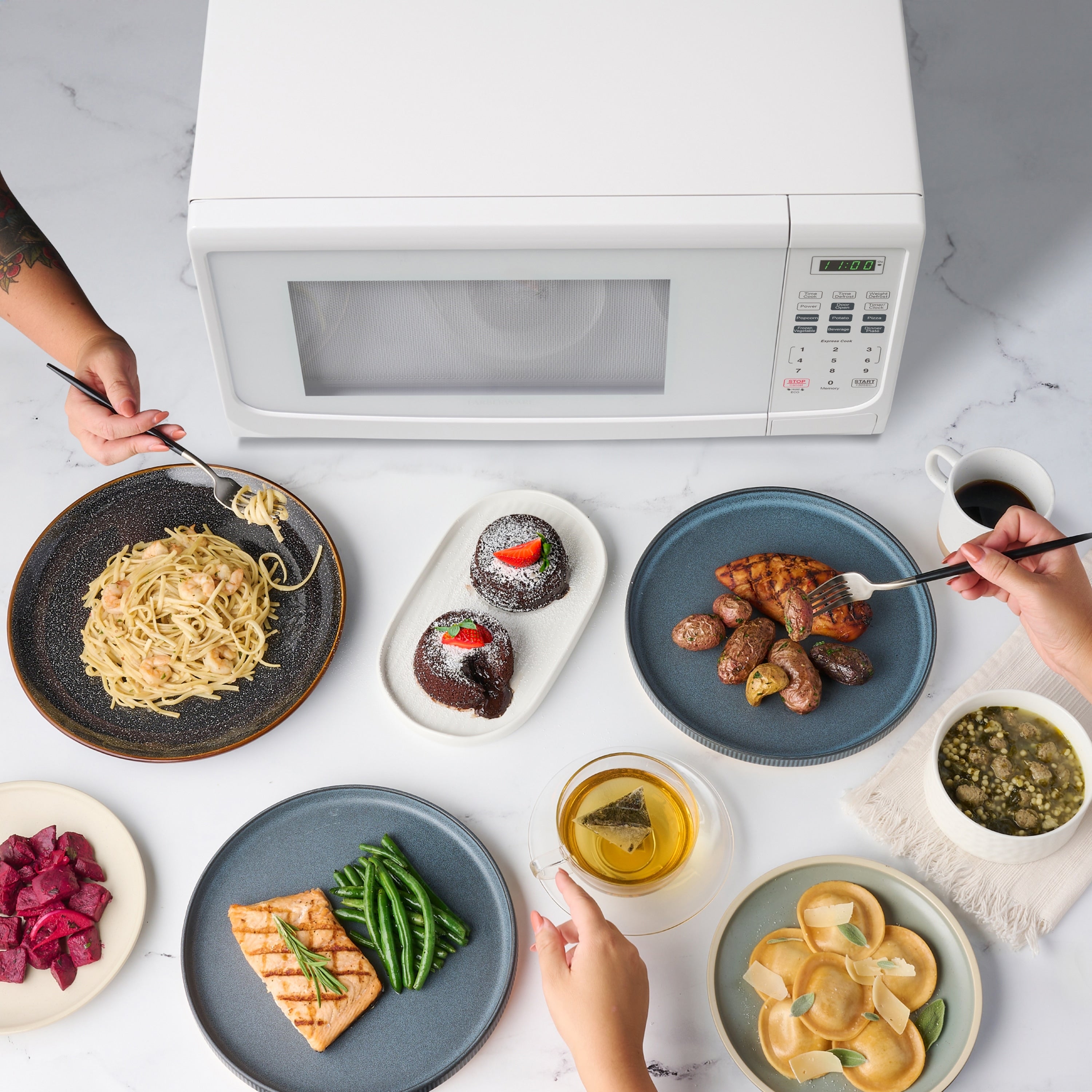 Four à micro-ondes de comptoir Farberware de 1 000 W et 1,1 pi³ avec éclairage LED et verrouillage enfant