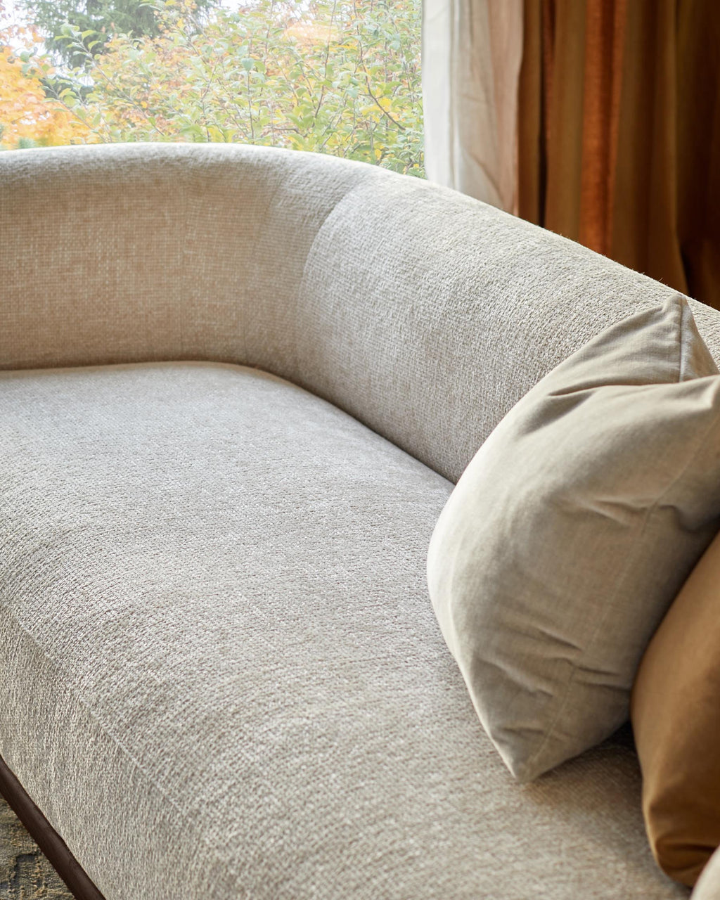 Canapé 3 places Florence en tissu naturel et bois foncé