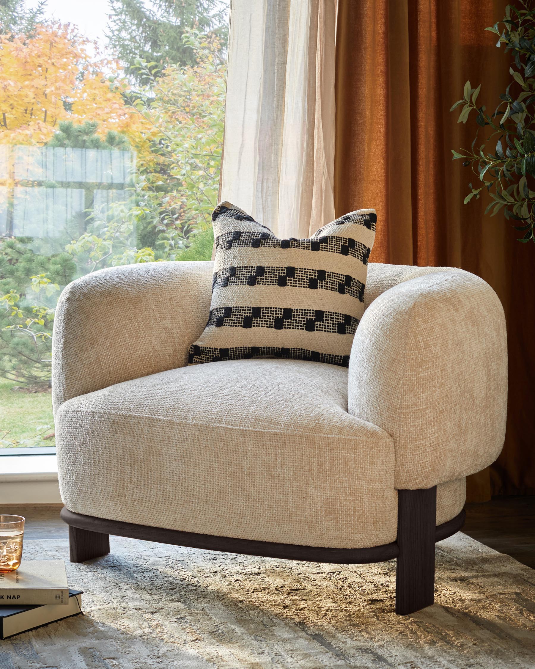 Fauteuil Florence en tissu naturel et bois foncé