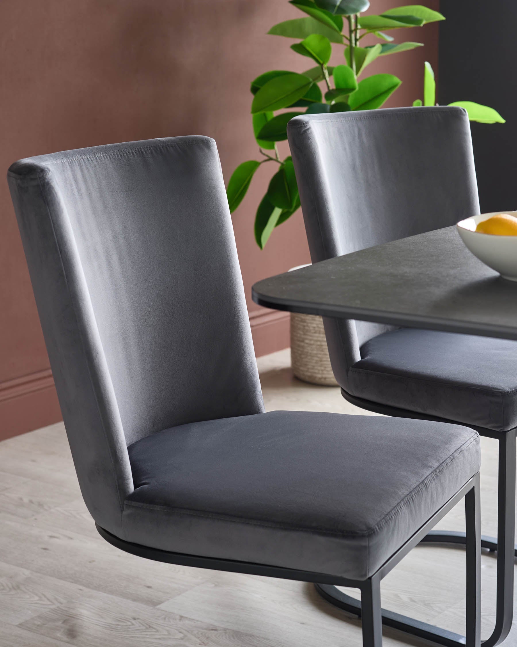 Chaise de salle à manger en velours gris foncé Form