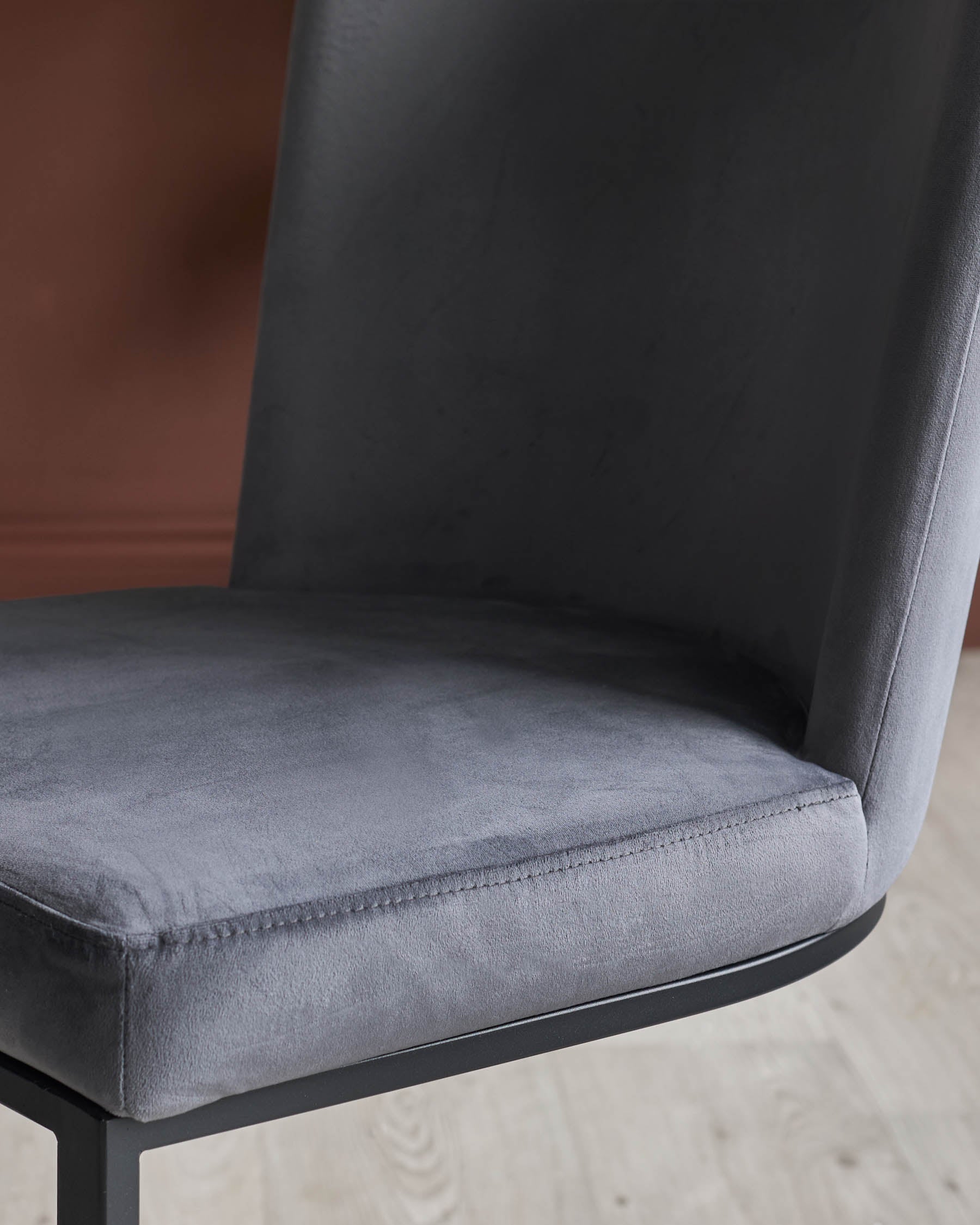 Chaise de salle à manger en velours gris foncé Form