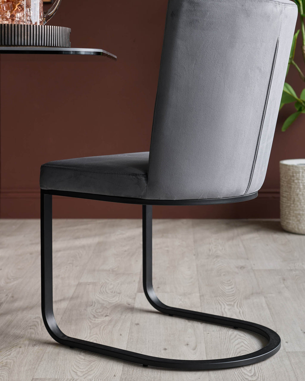 Chaise de salle à manger en velours gris foncé Form