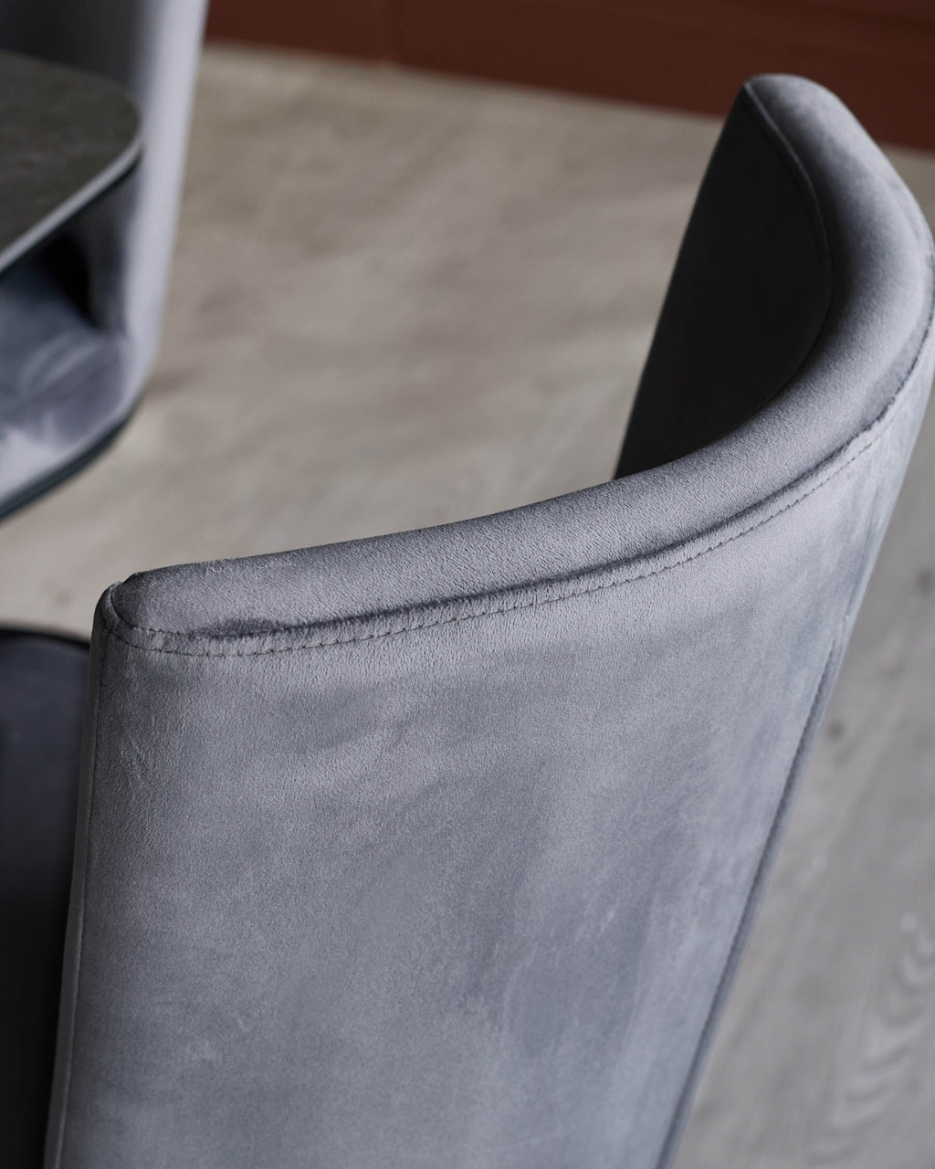Chaise de salle à manger en velours gris foncé Form