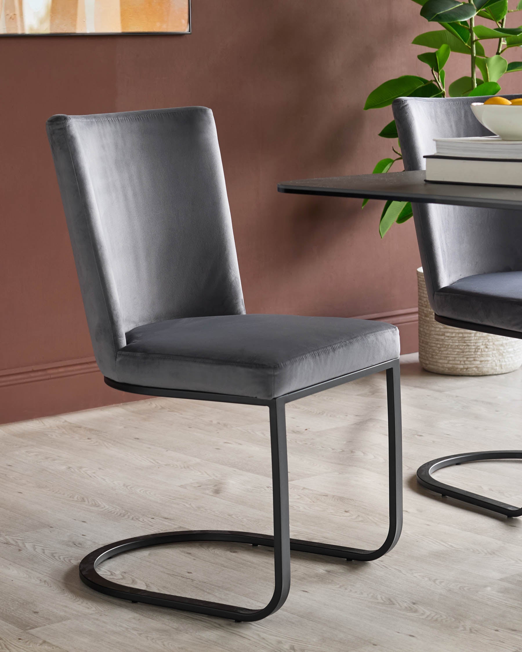 Chaise de salle à manger en velours gris foncé Form