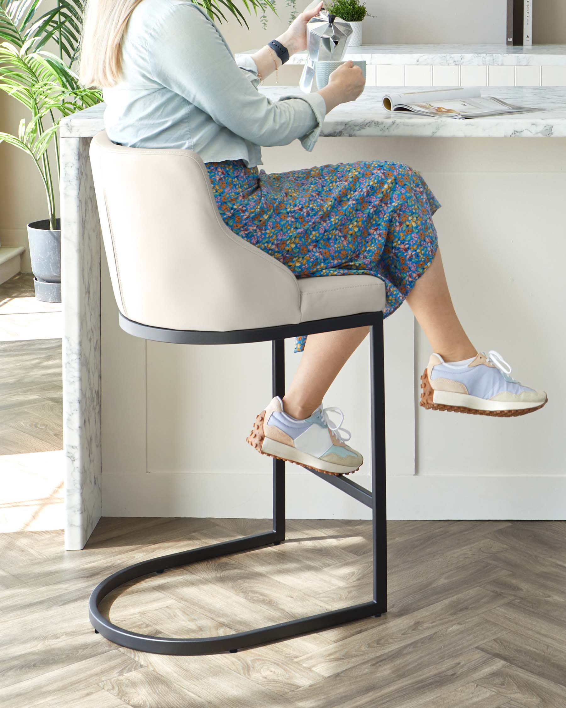 Tabouret de bar Form en similicuir gris clair