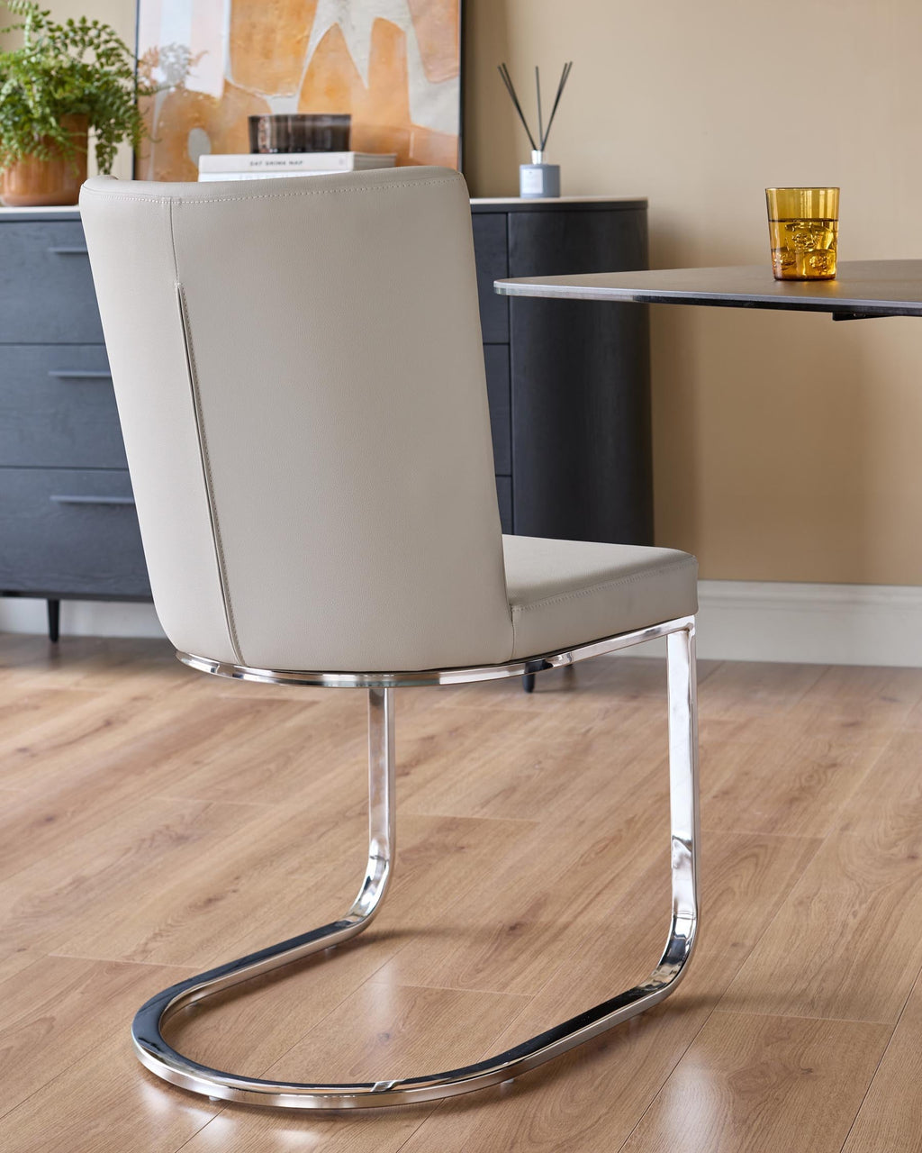 Chaise de salle à manger cantilever Form en similicuir gris clair