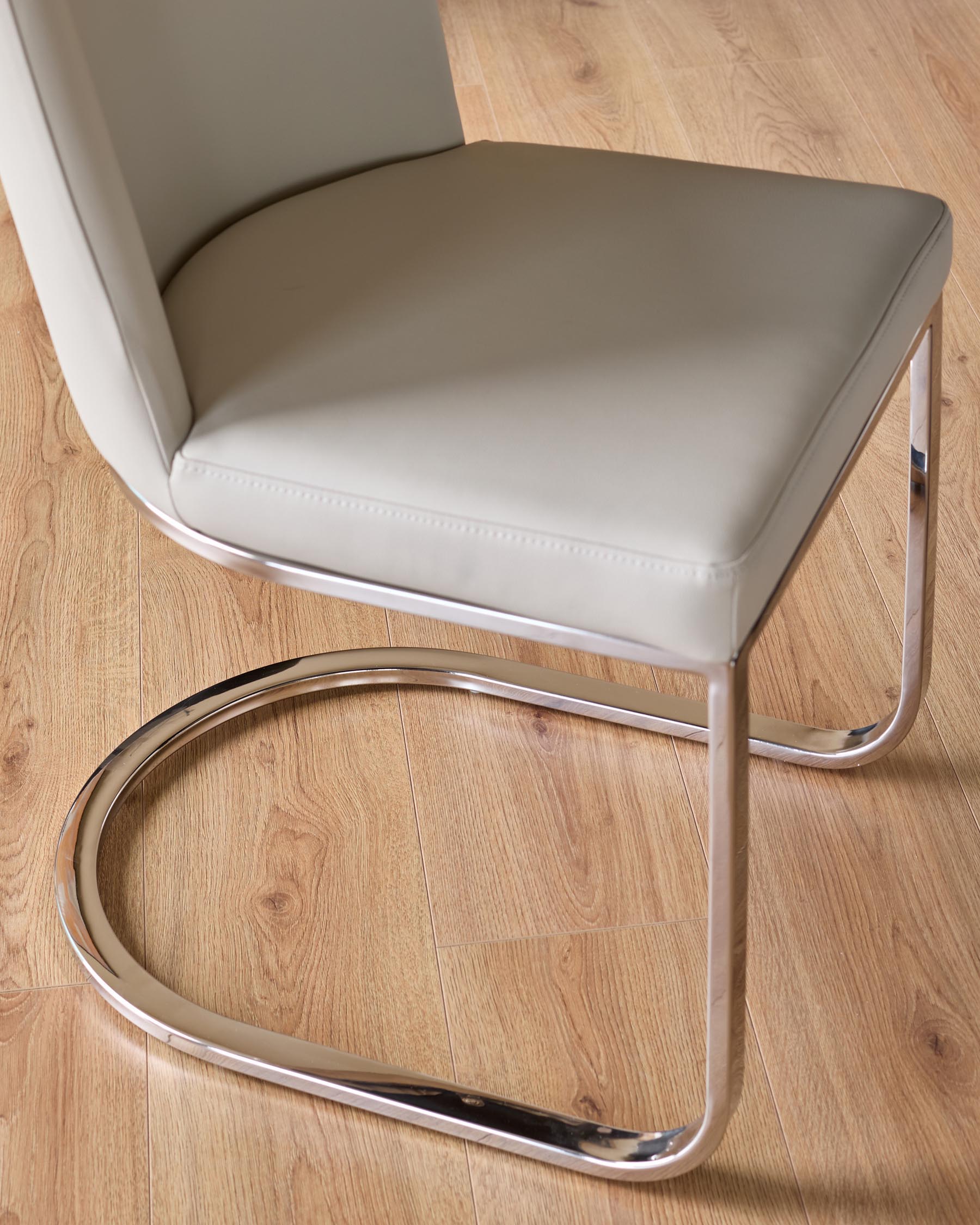 Chaise de salle à manger cantilever Form en similicuir gris clair